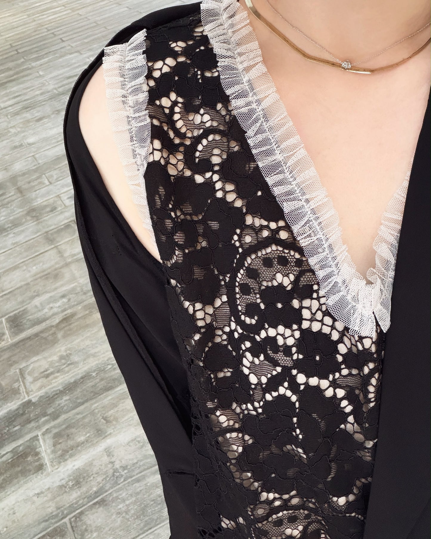 aalis ZOEY v neck lace with mesh trim tank (Black)