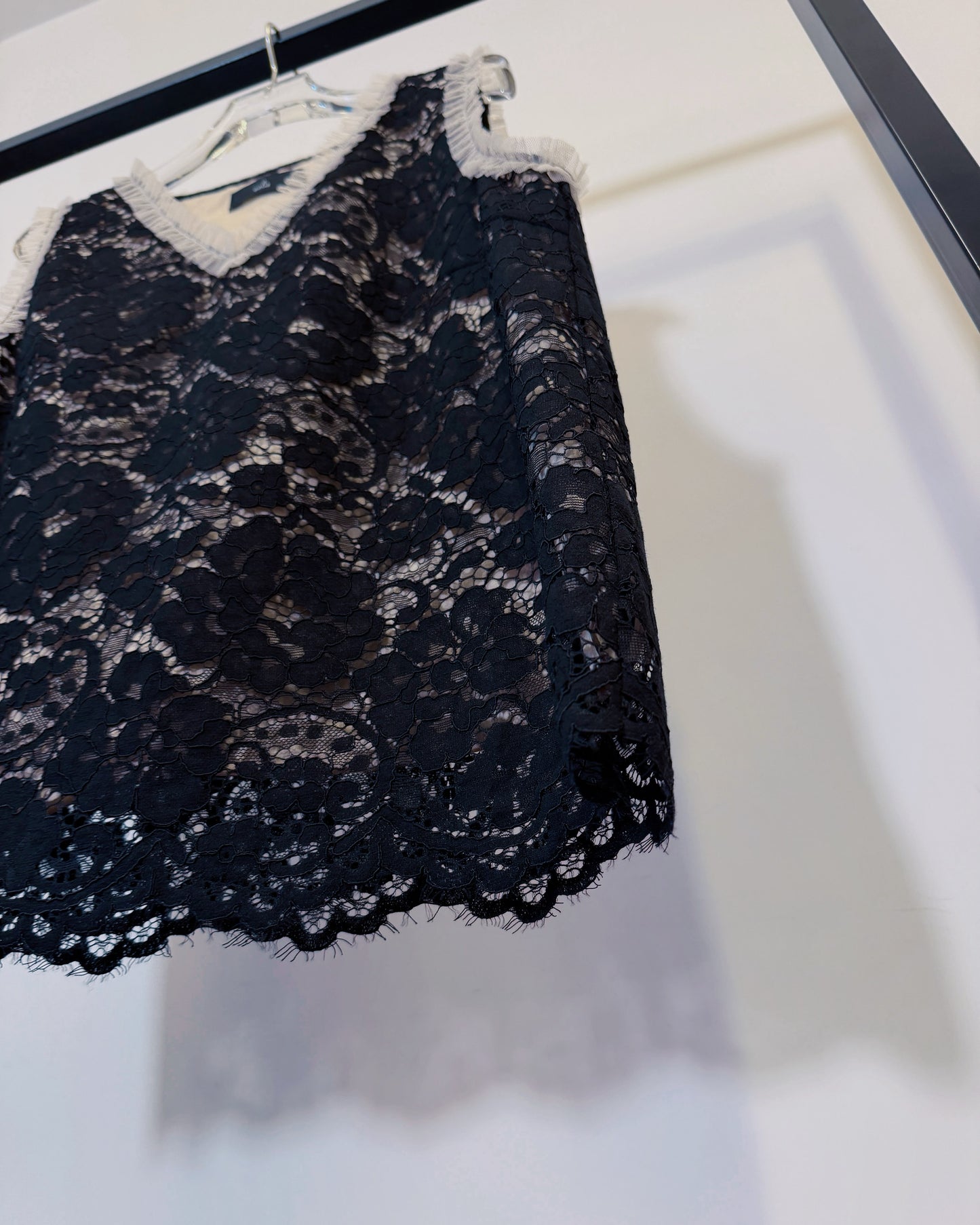 aalis ZOEY v neck lace with mesh trim tank (Black)