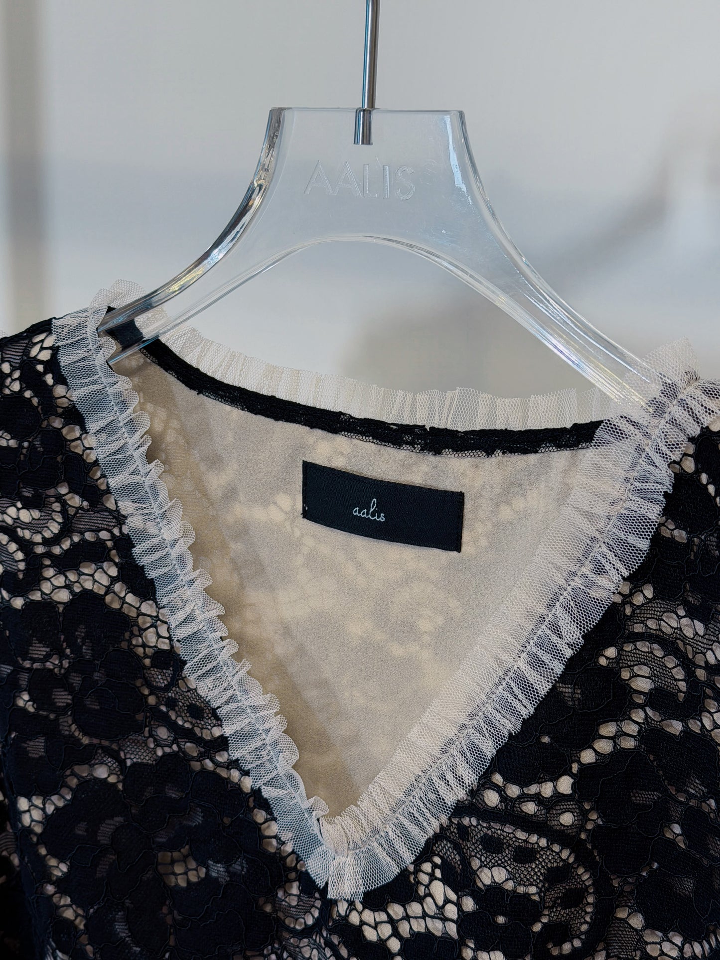 aalis ZOEY v neck lace with mesh trim tank (Black)