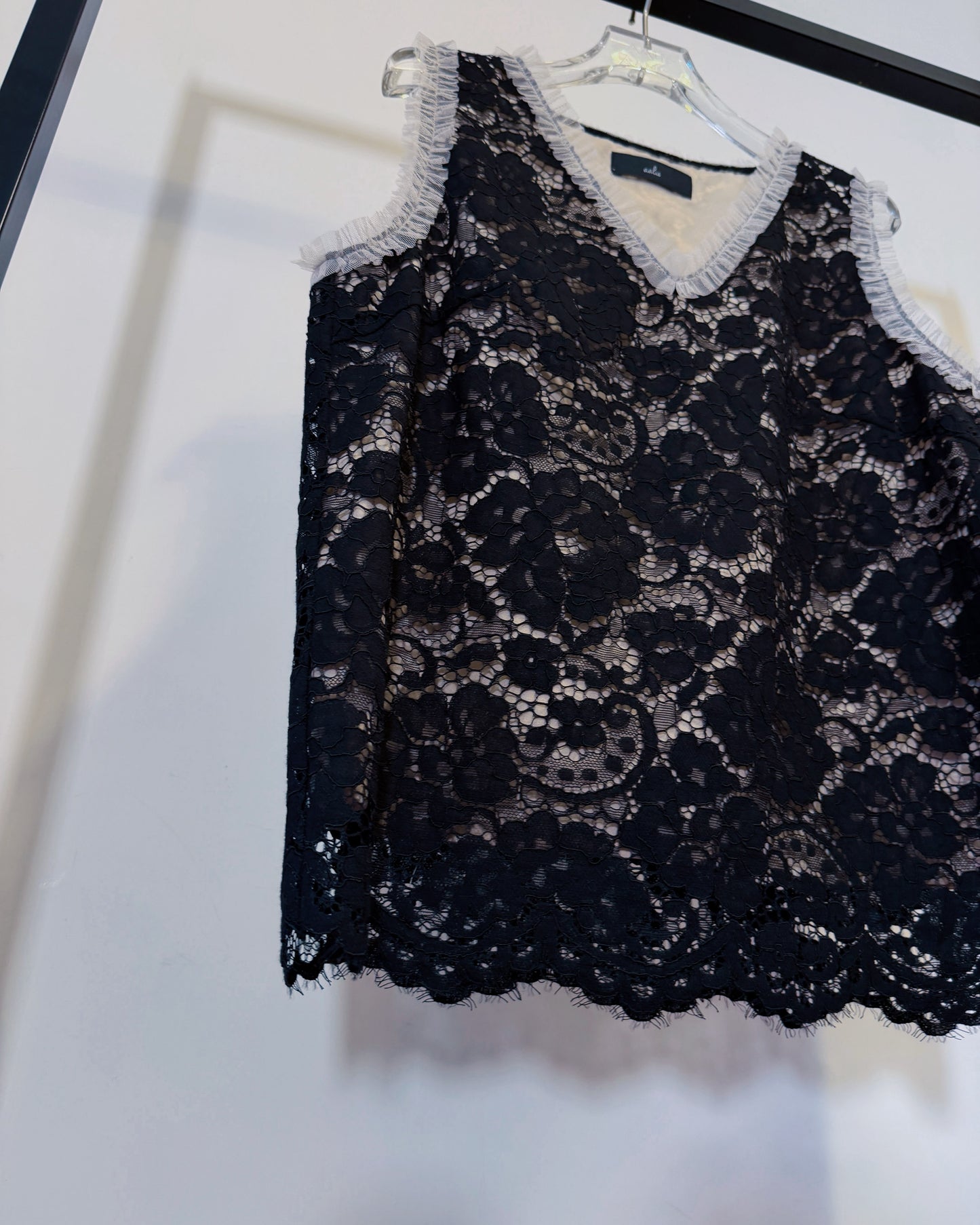 aalis ZOEY v neck lace with mesh trim tank (Black)