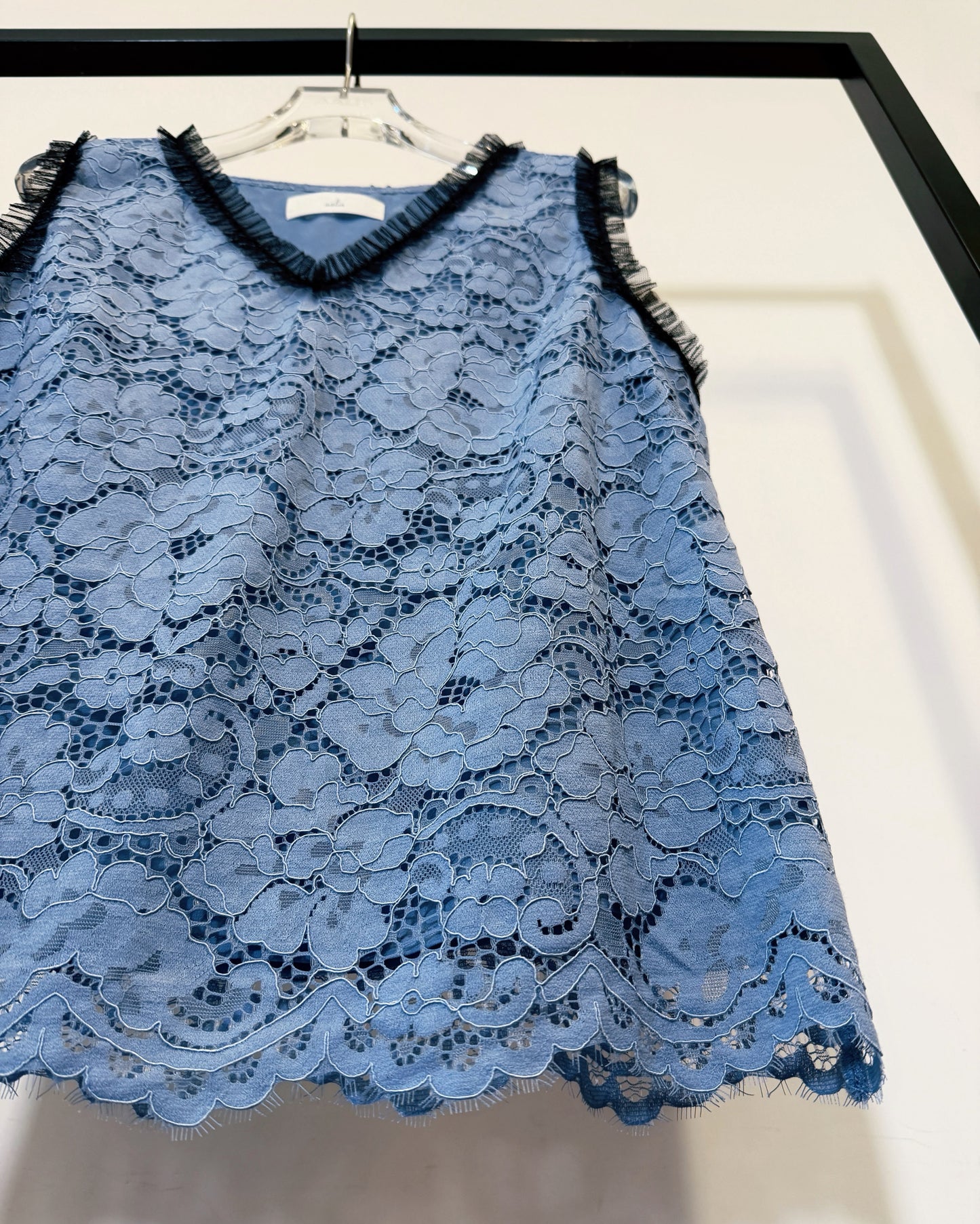 aalis ZOEY  v neck lace with mesh trim tank (Blue)