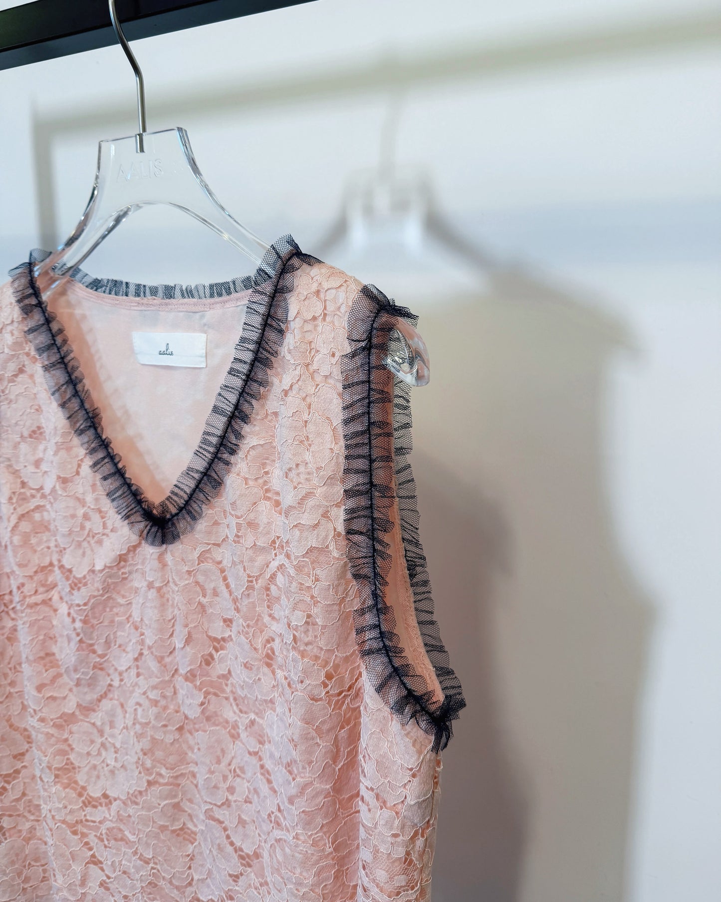 aalis ZOEY v neck lace with mesh trim tank (Light Pink)
