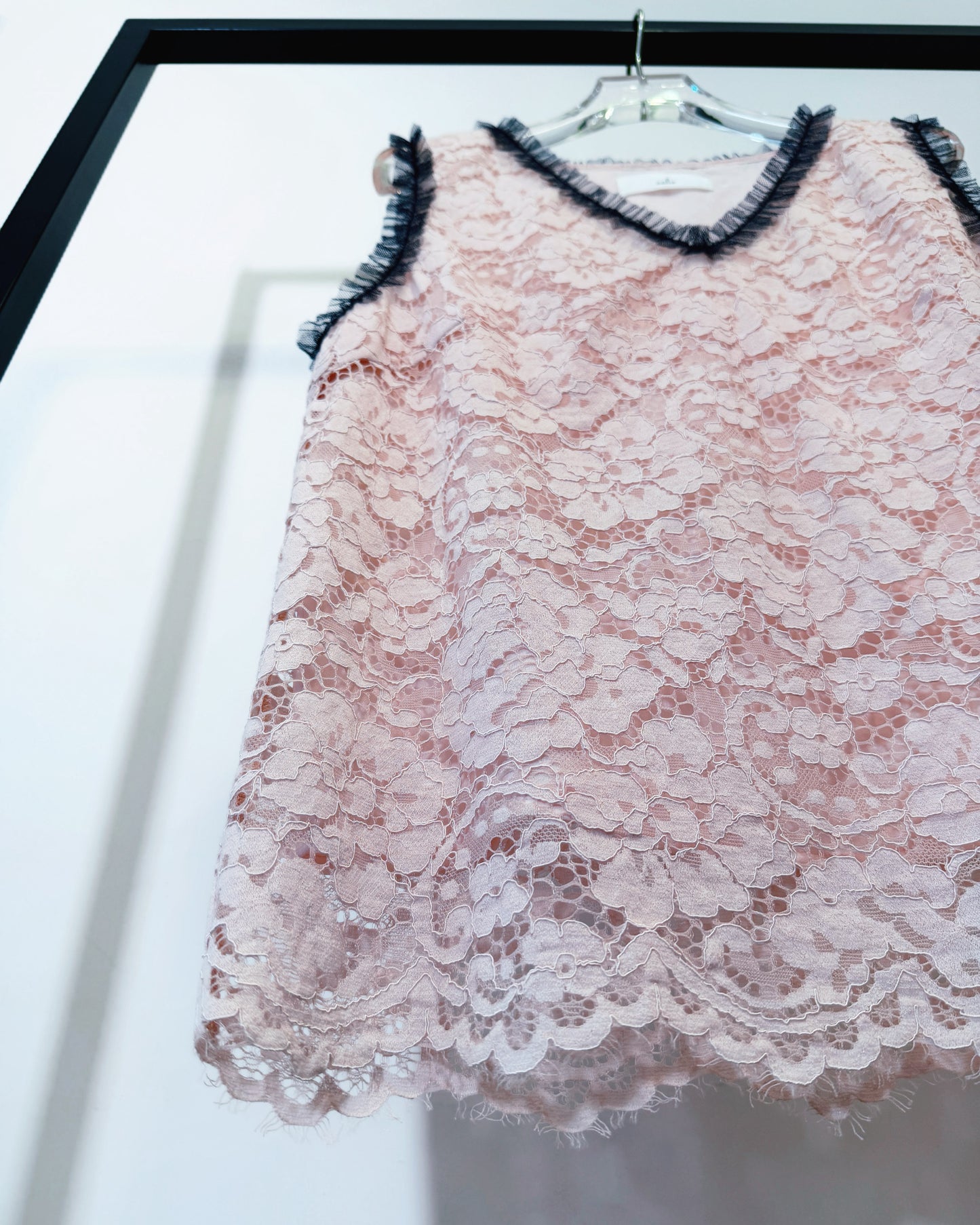 aalis ZOEY v neck lace with mesh trim tank (Light Pink)
