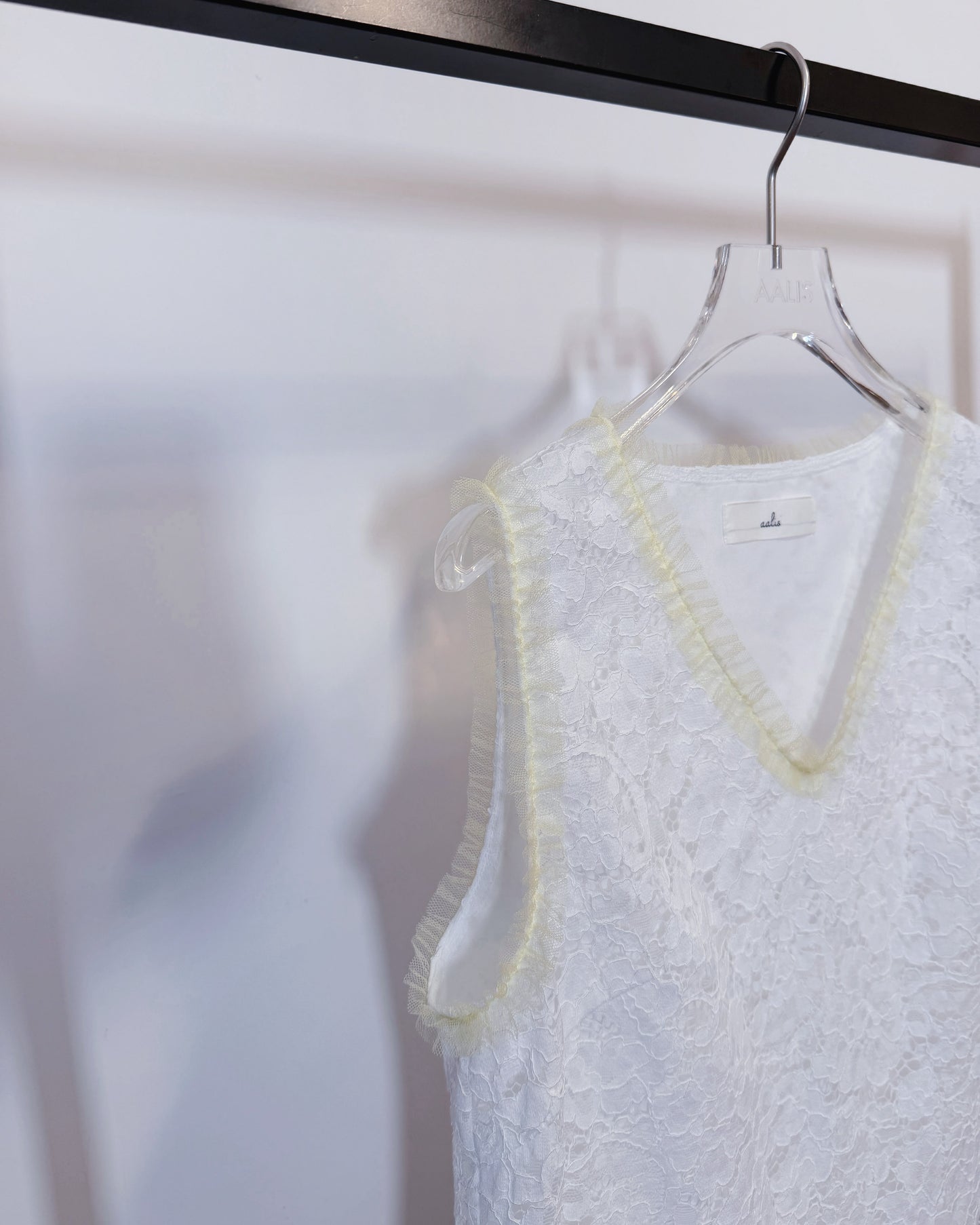 aalis ZOEY  v neck lace with mesh trim tank (White)