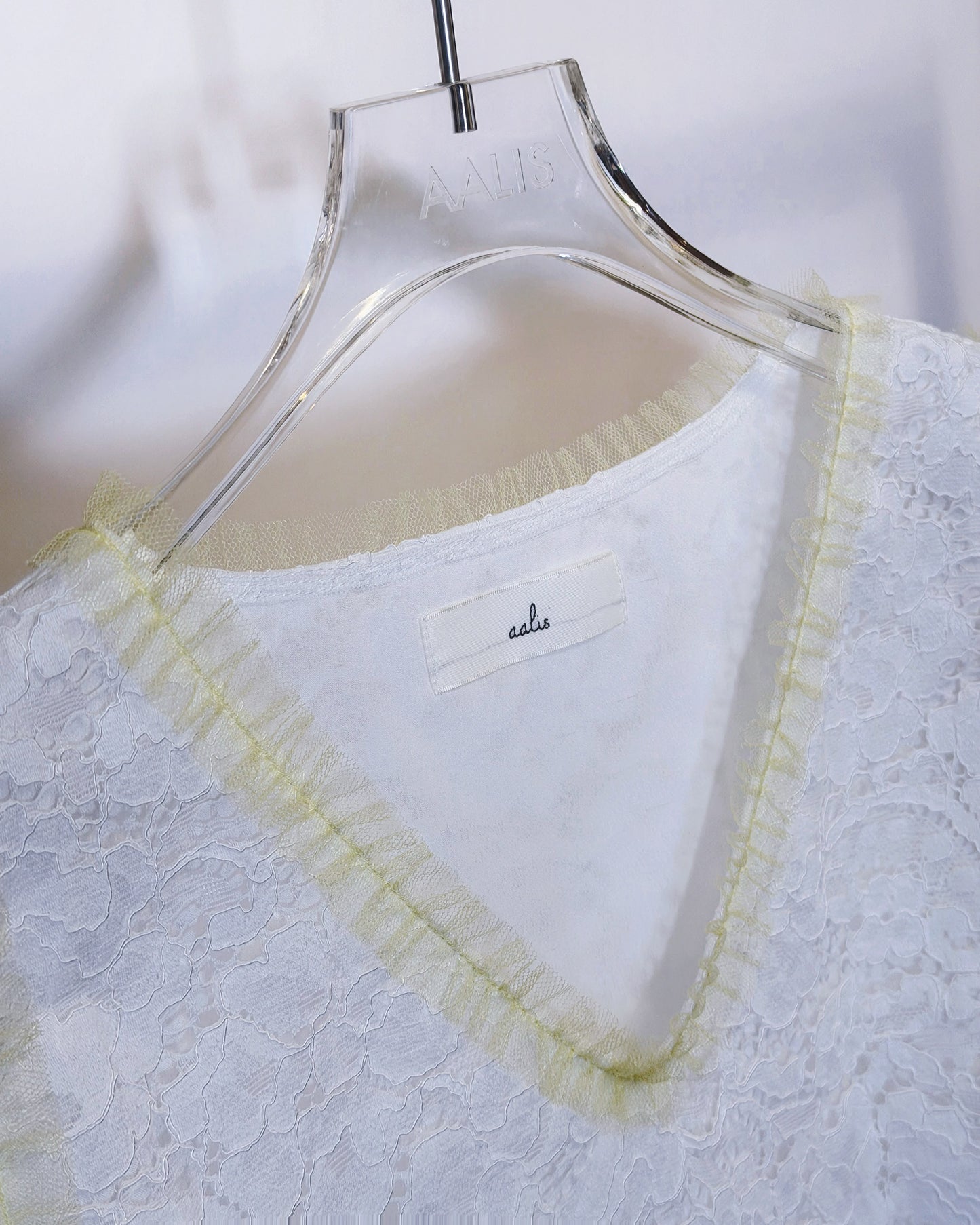 aalis ZOEY  v neck lace with mesh trim tank (White)