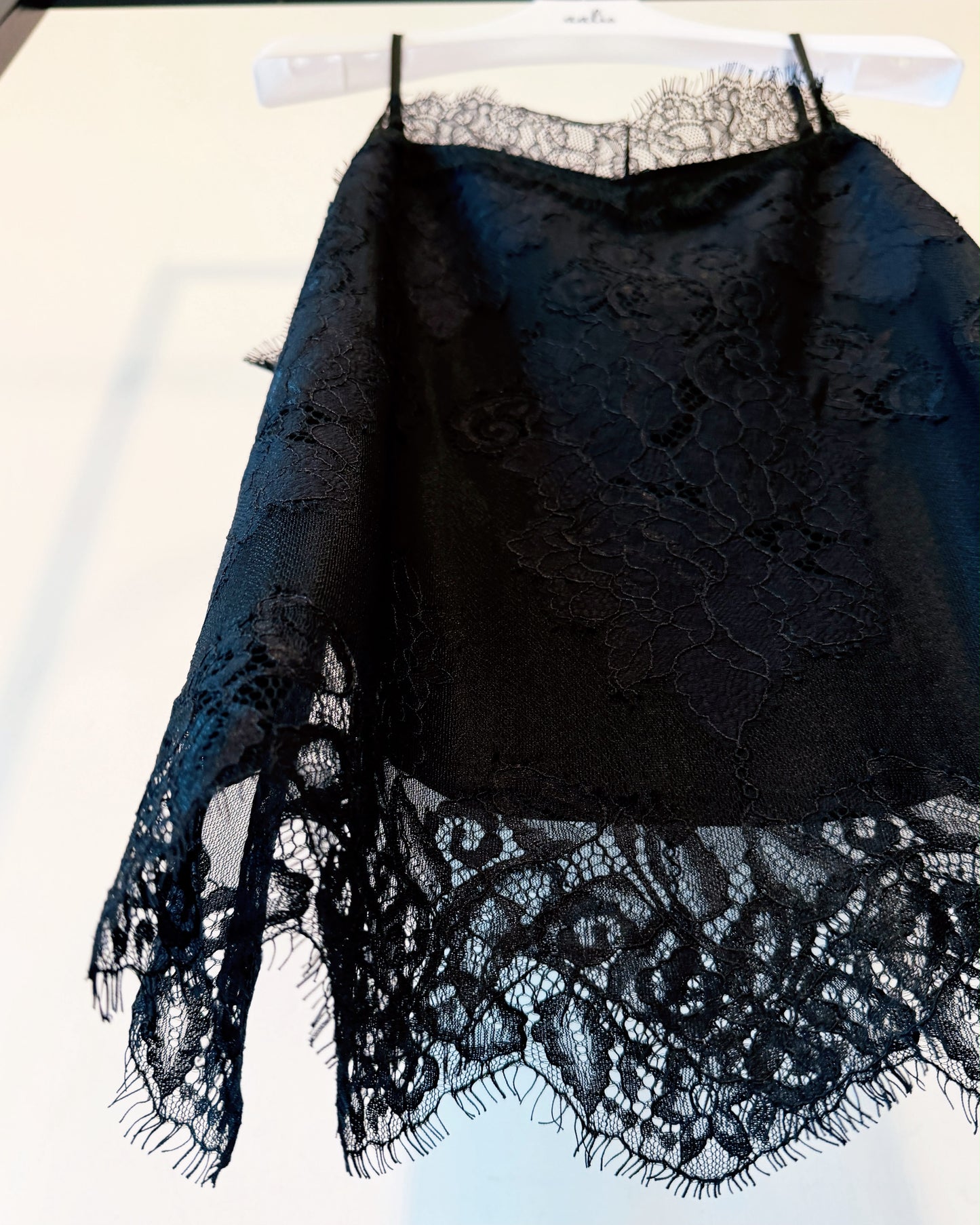 aalis LUNIA v neck lace camisole (Black)