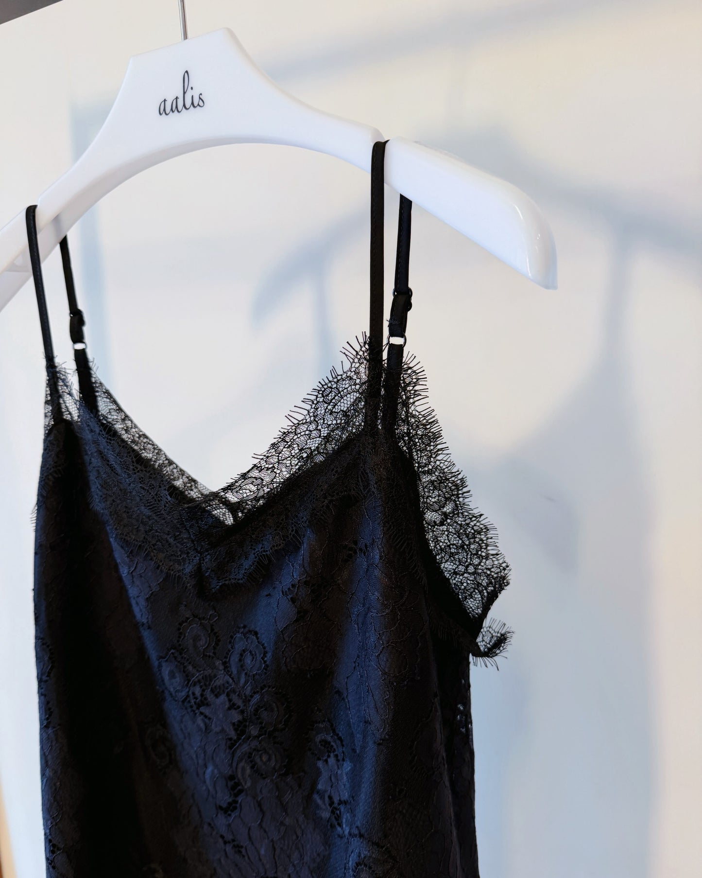 aalis LUNIA v neck lace camisole (Navy)