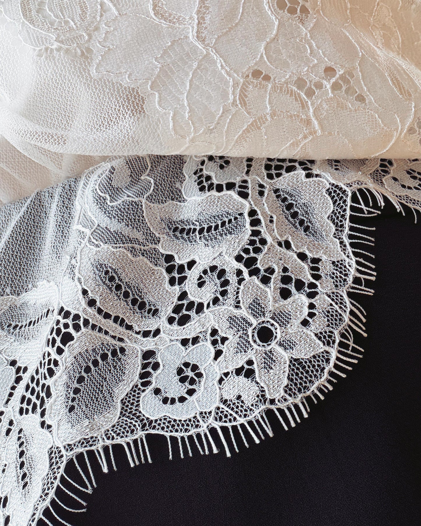 (Pre-order) aalis LUNIA v neck lace camisole (White)