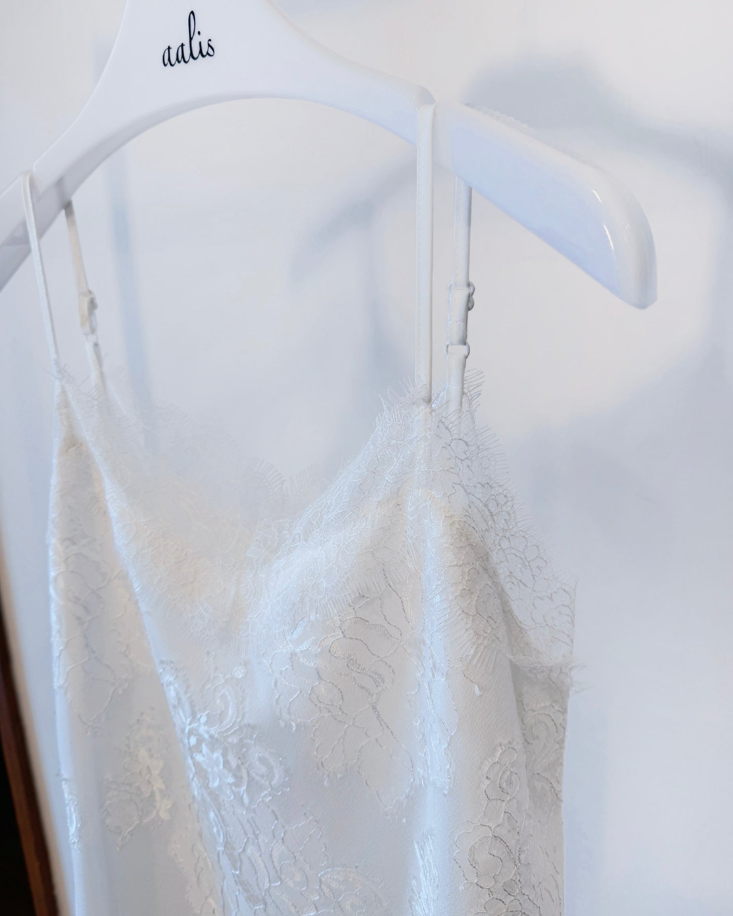 aalis LUNIA v neck lace camisole (White)