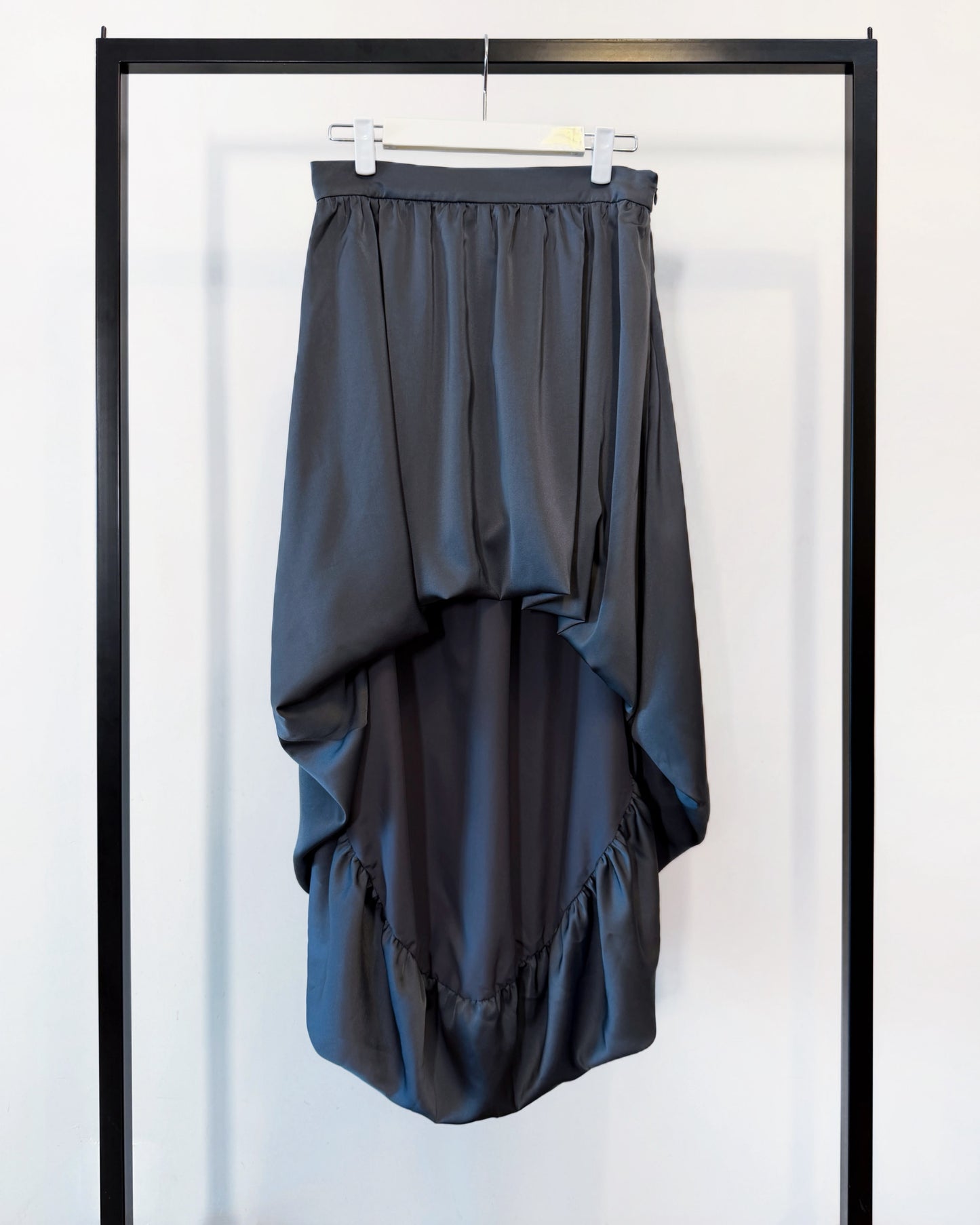 (Pre-order) aalis JULA bubble hem hi-low skirt (Charcoal)
