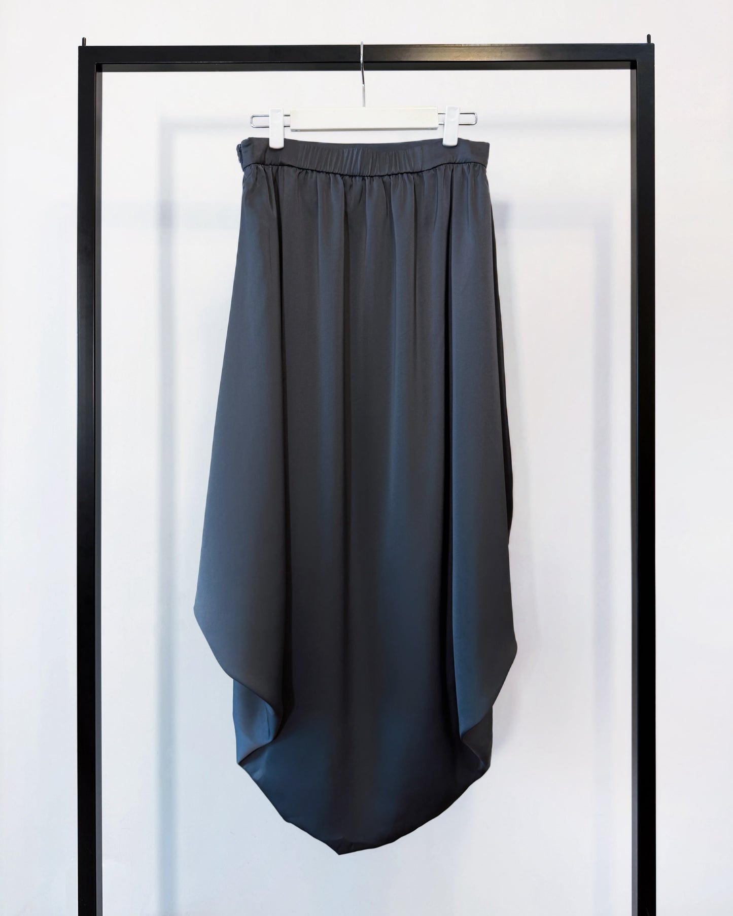 (Pre-order) aalis JULA bubble hem hi-low skirt (Charcoal)