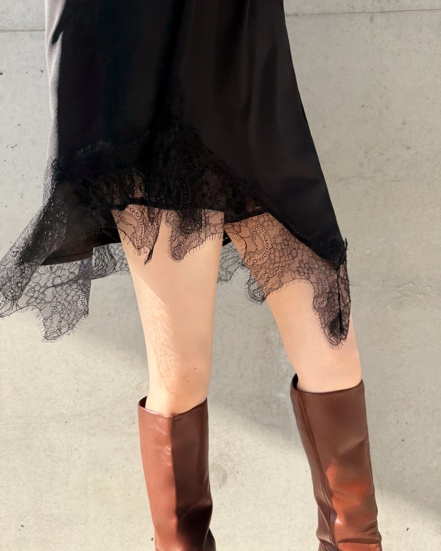 aalis SABI lace trim hem shirt (Black)