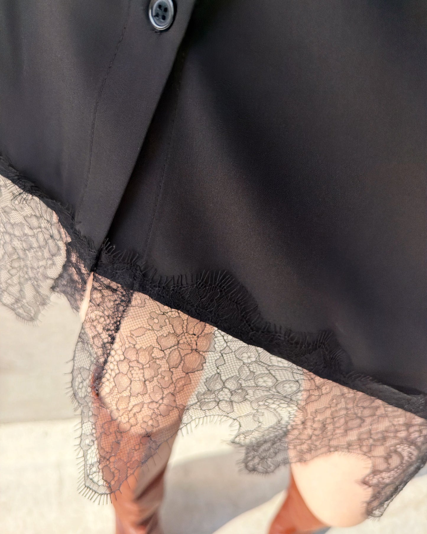 aalis SABI lace trim hem shirt (Black)