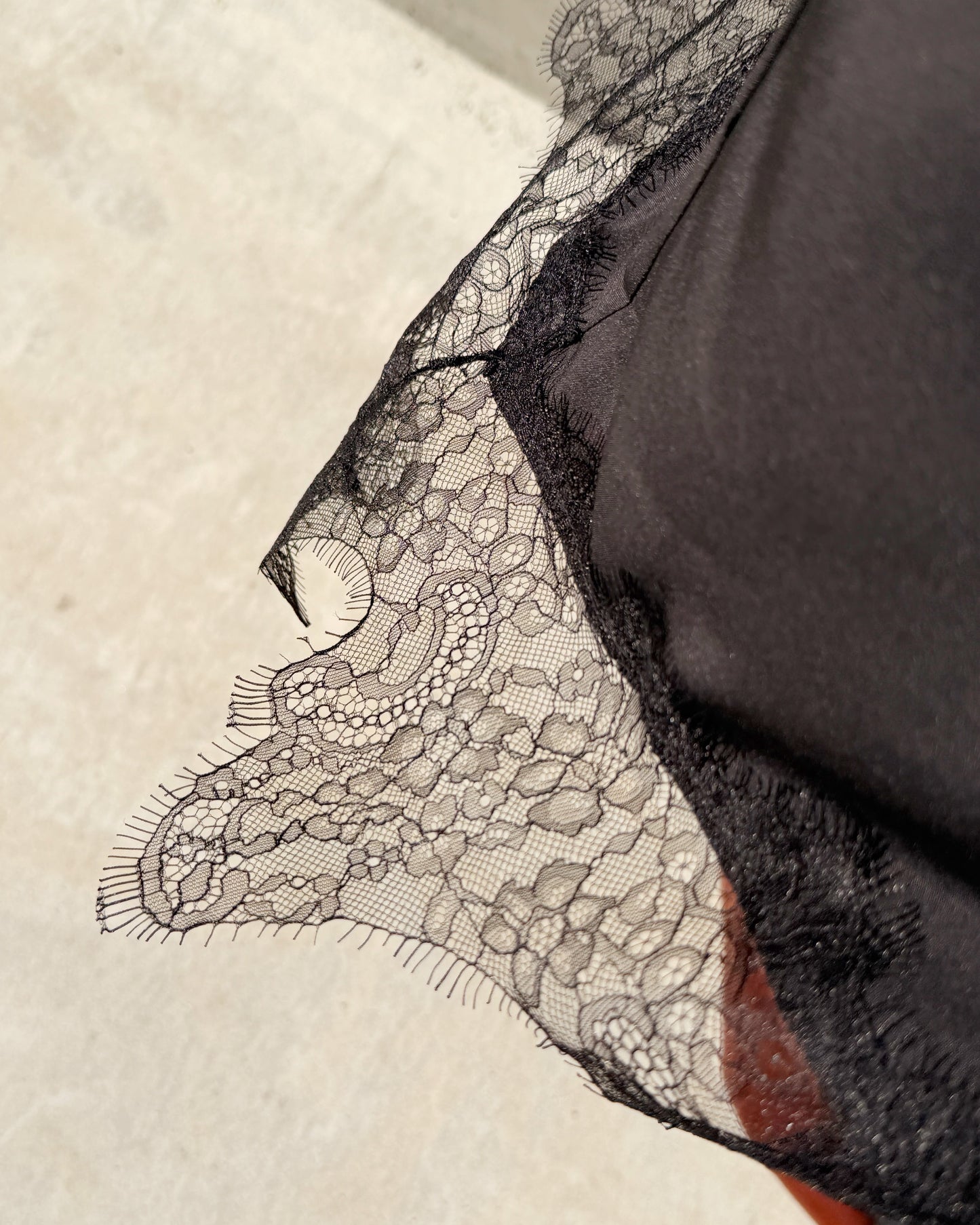 aalis SABI lace trim hem shirt (Black)