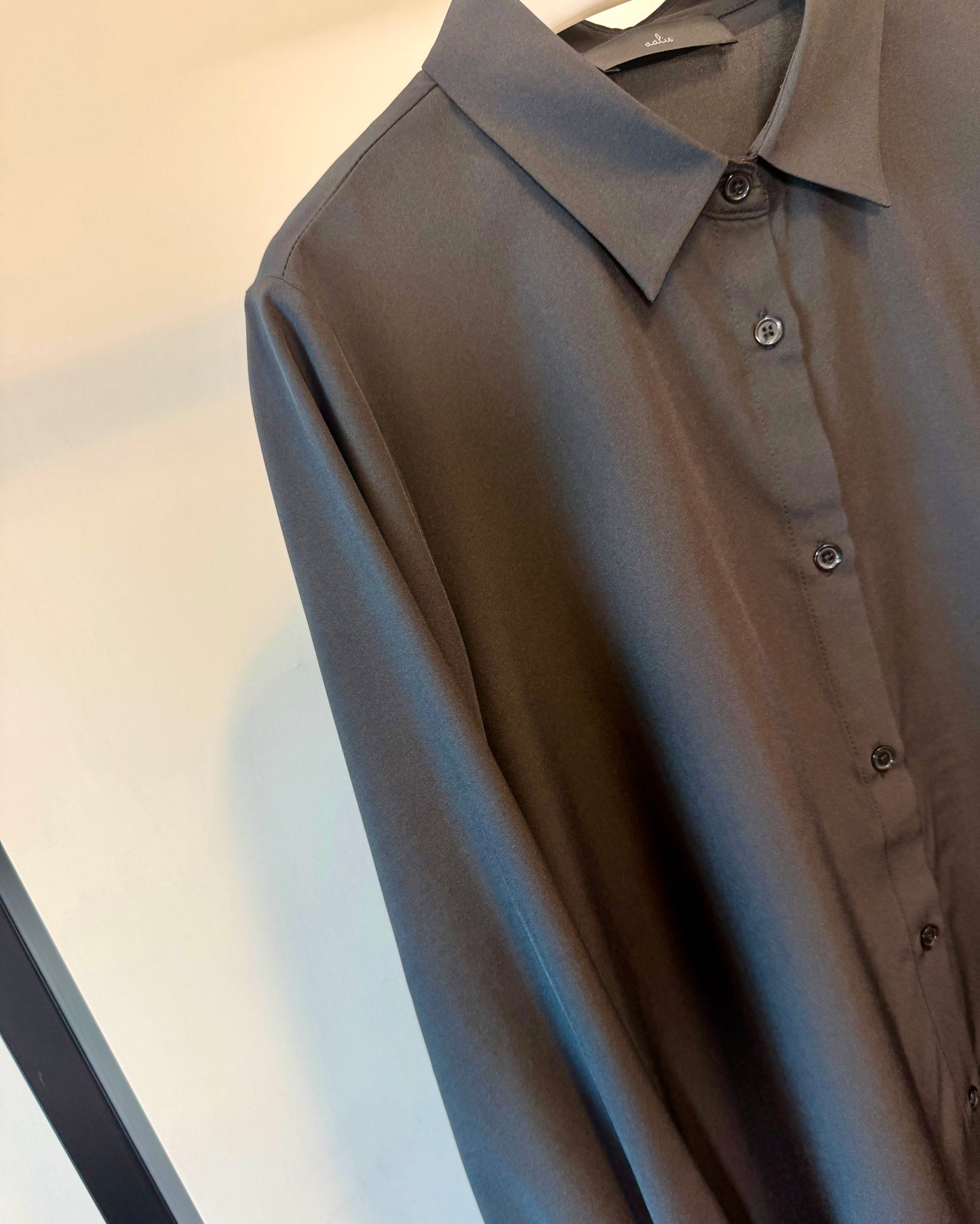 aalis SABI lace trim hem shirt (Black)