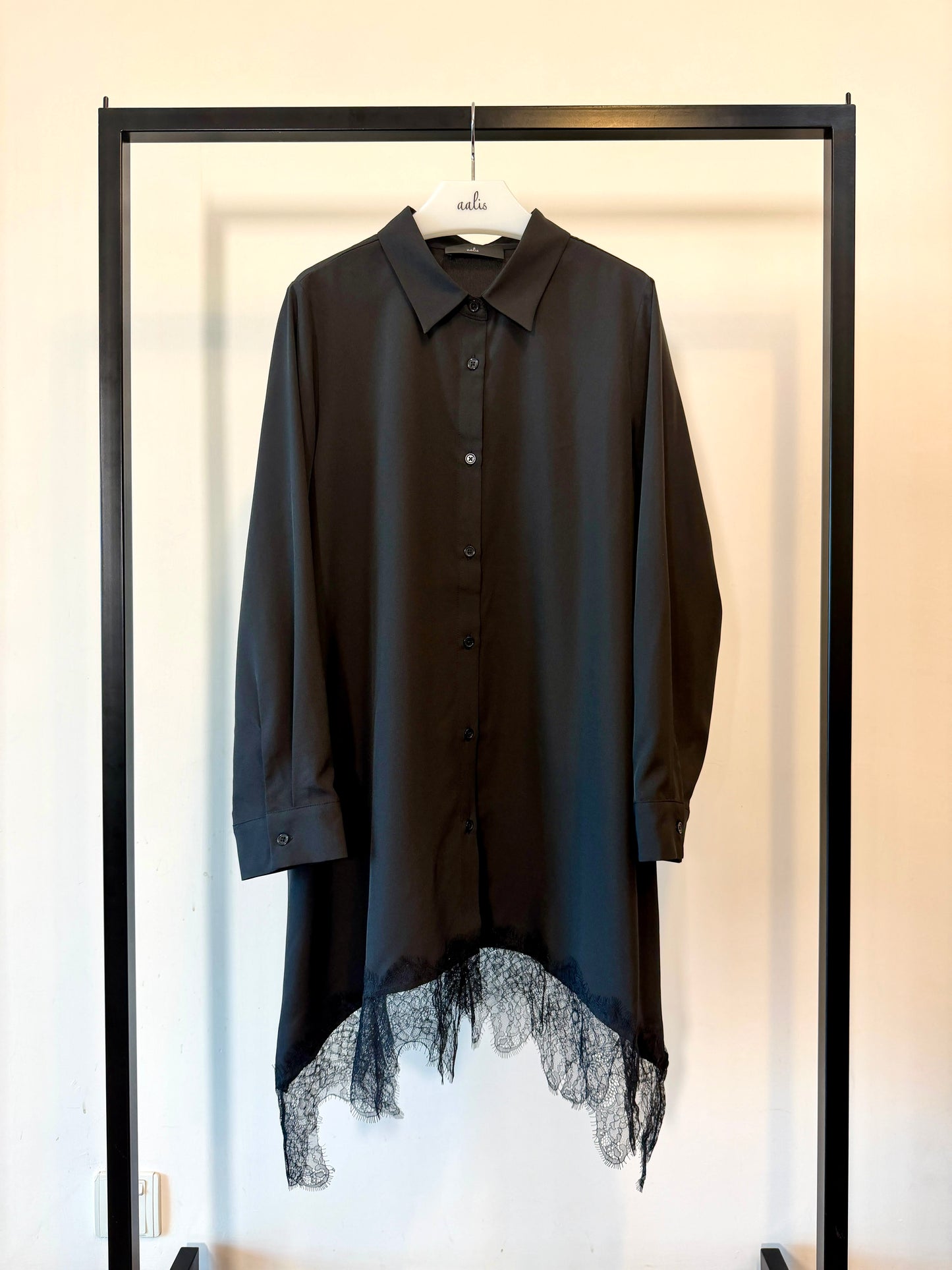aalis SABI lace trim hem shirt (Black)