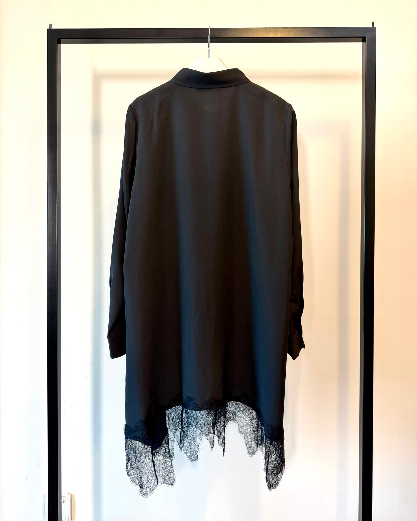 aalis SABI lace trim hem shirt (Black)