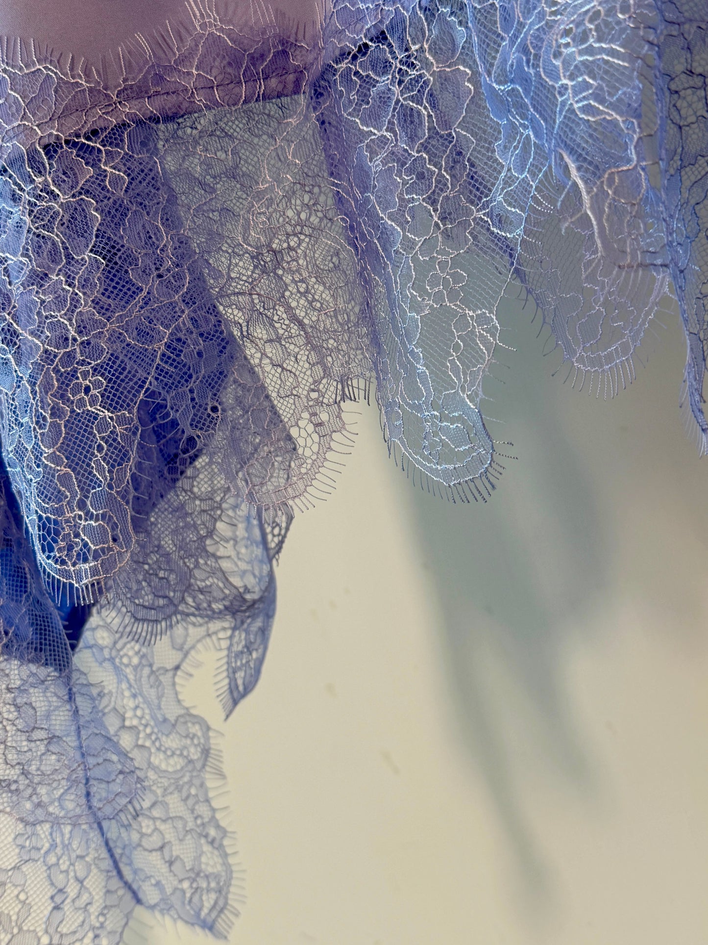 aalis SABI lace trim hem shirt (Blue)