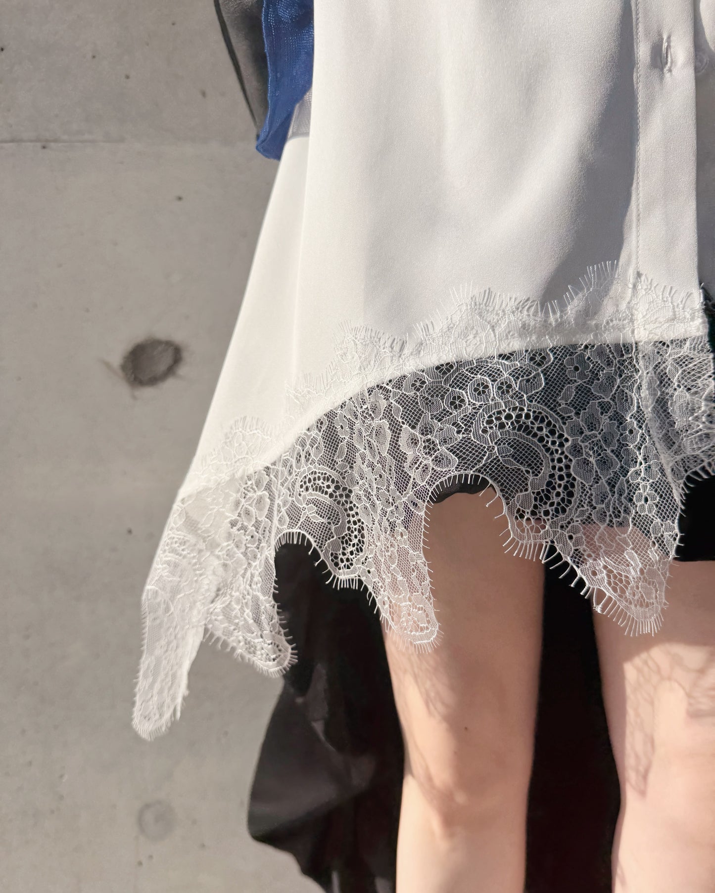 aalis SABI lace trim hem shirt (White)