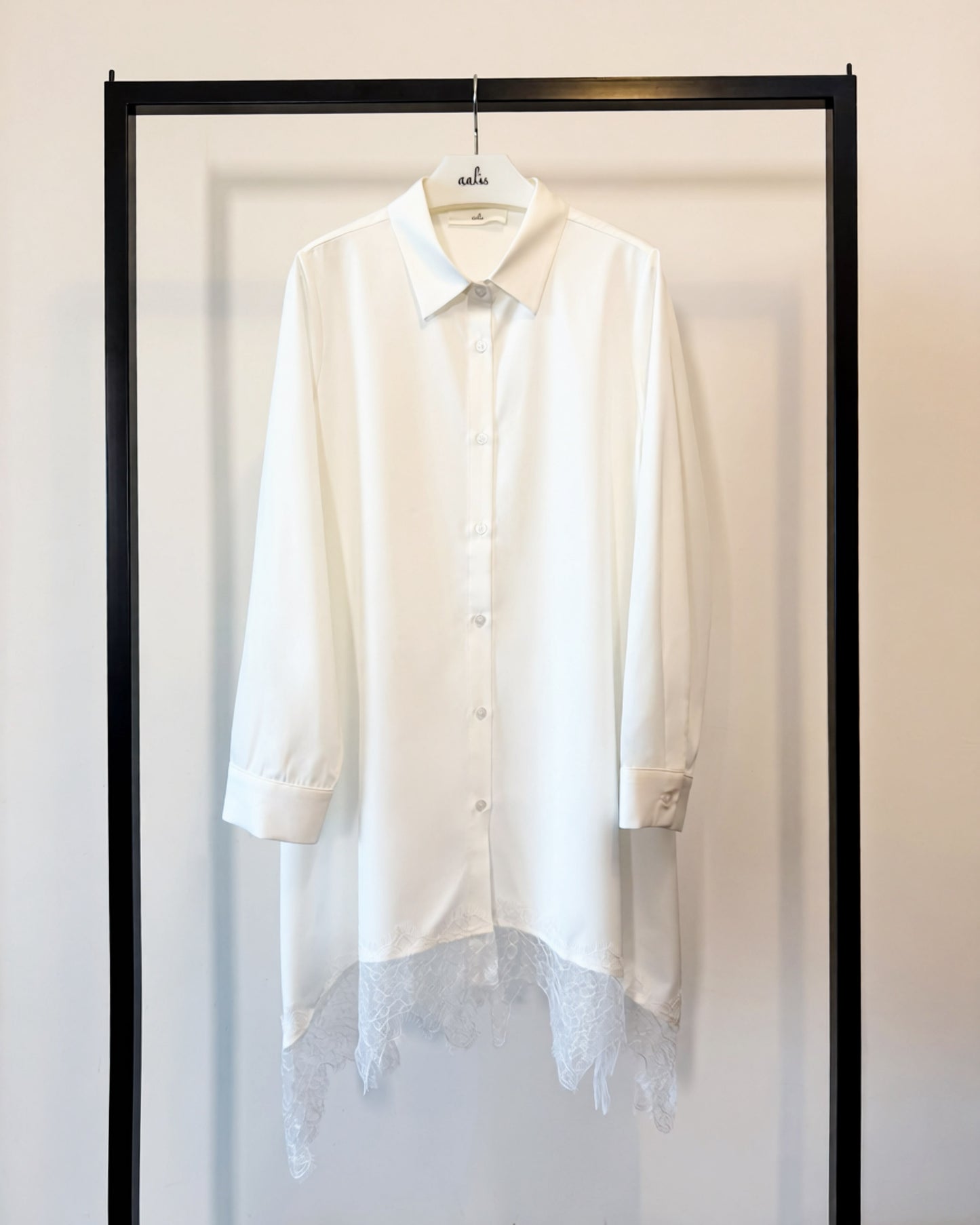 aalis SABI lace trim hem shirt (White)