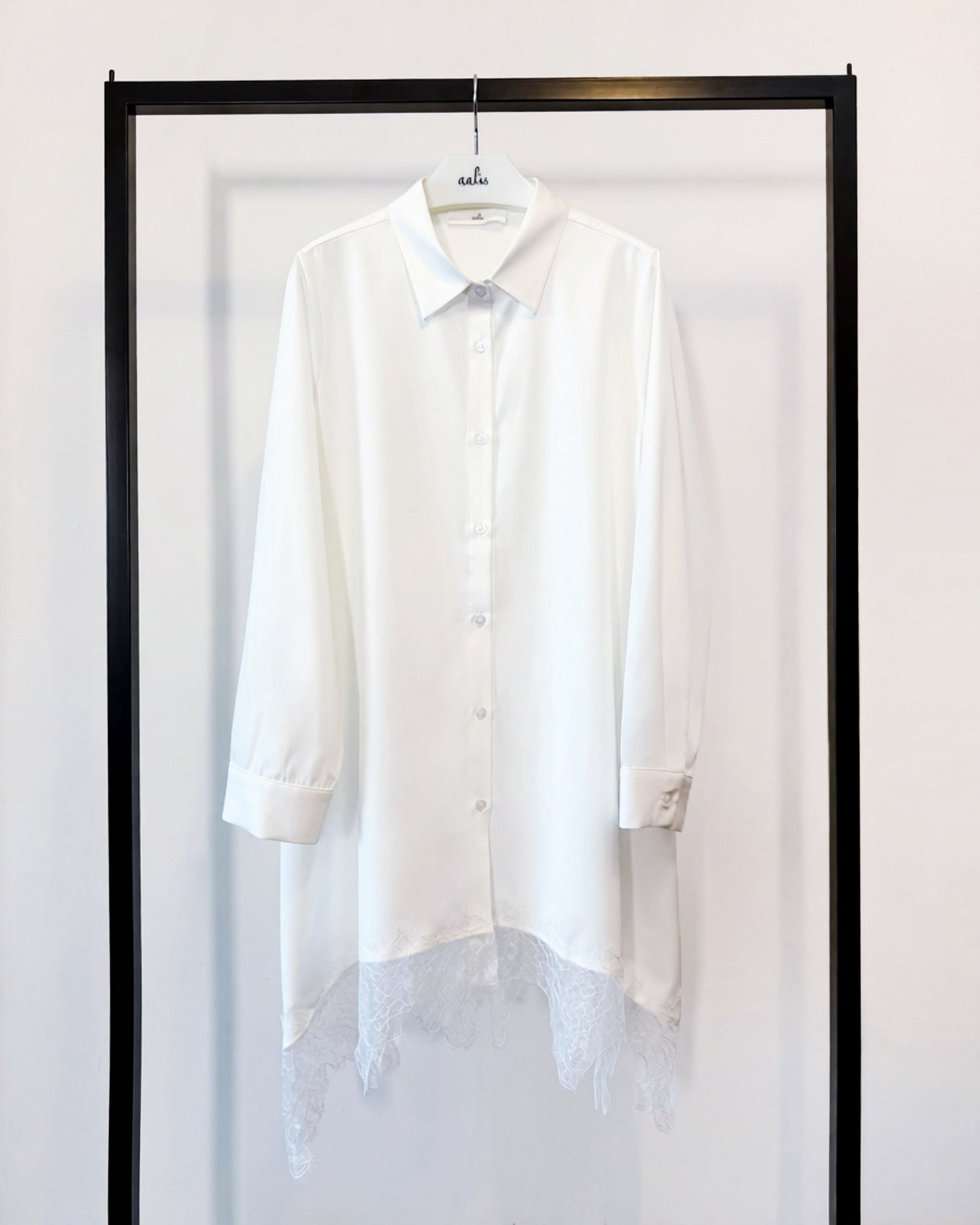 aalis SABI lace trim hem shirt (White)