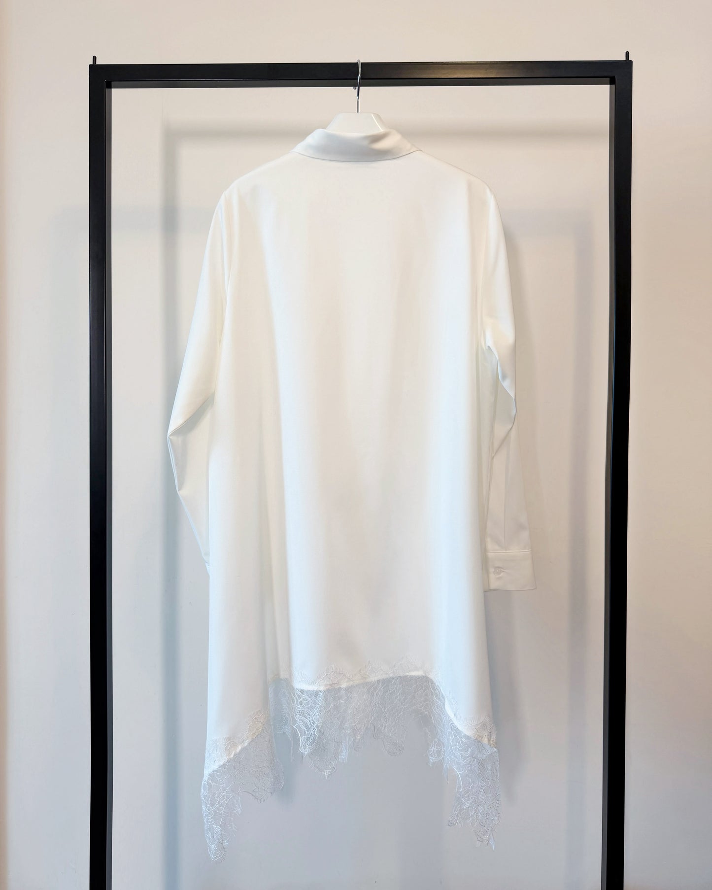 aalis SABI lace trim hem shirt (White)