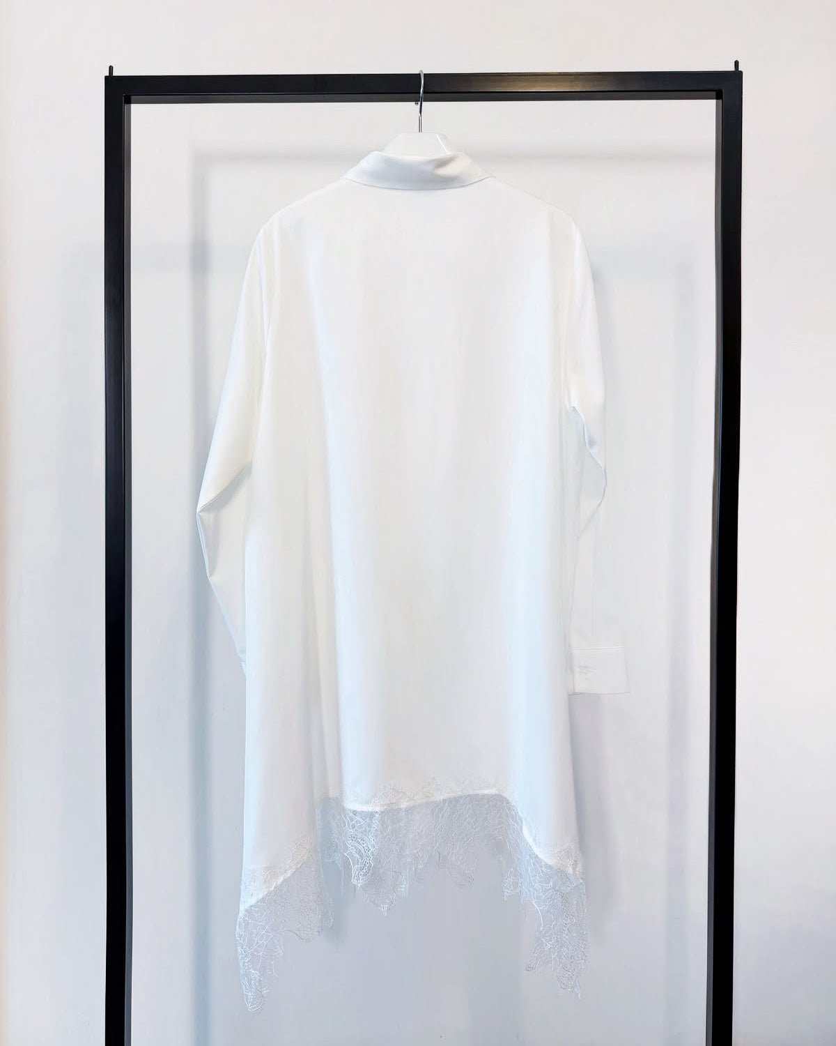 aalis SABI lace trim hem shirt (White)