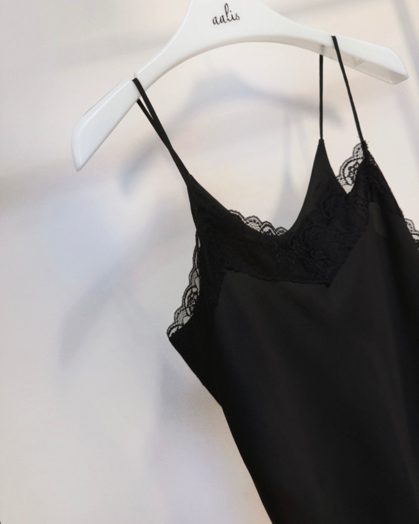 aalis VAFA v neck lace camisole (Black)