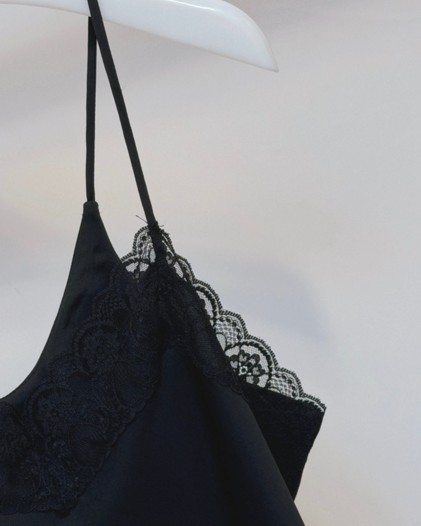 aalis VAFA v neck lace camisole (Black)