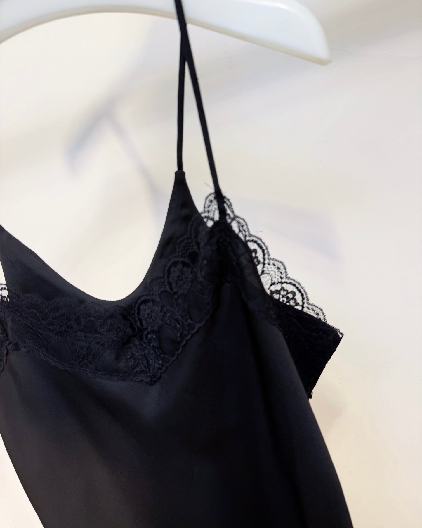 aalis VAFA v neck lace camisole (Black)