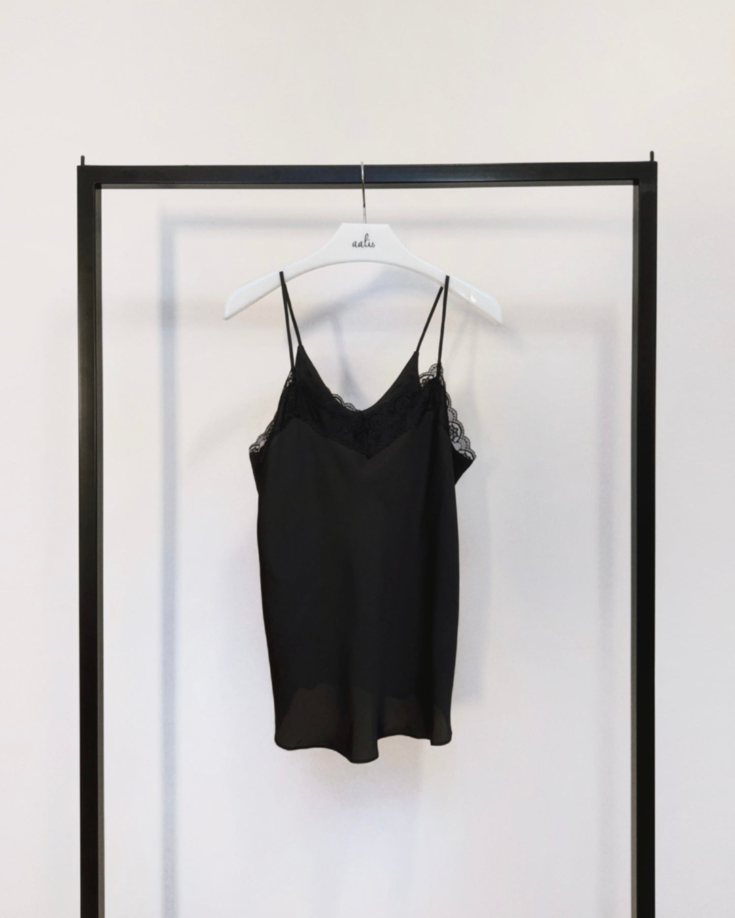 aalis VAFA v neck lace camisole (Black)