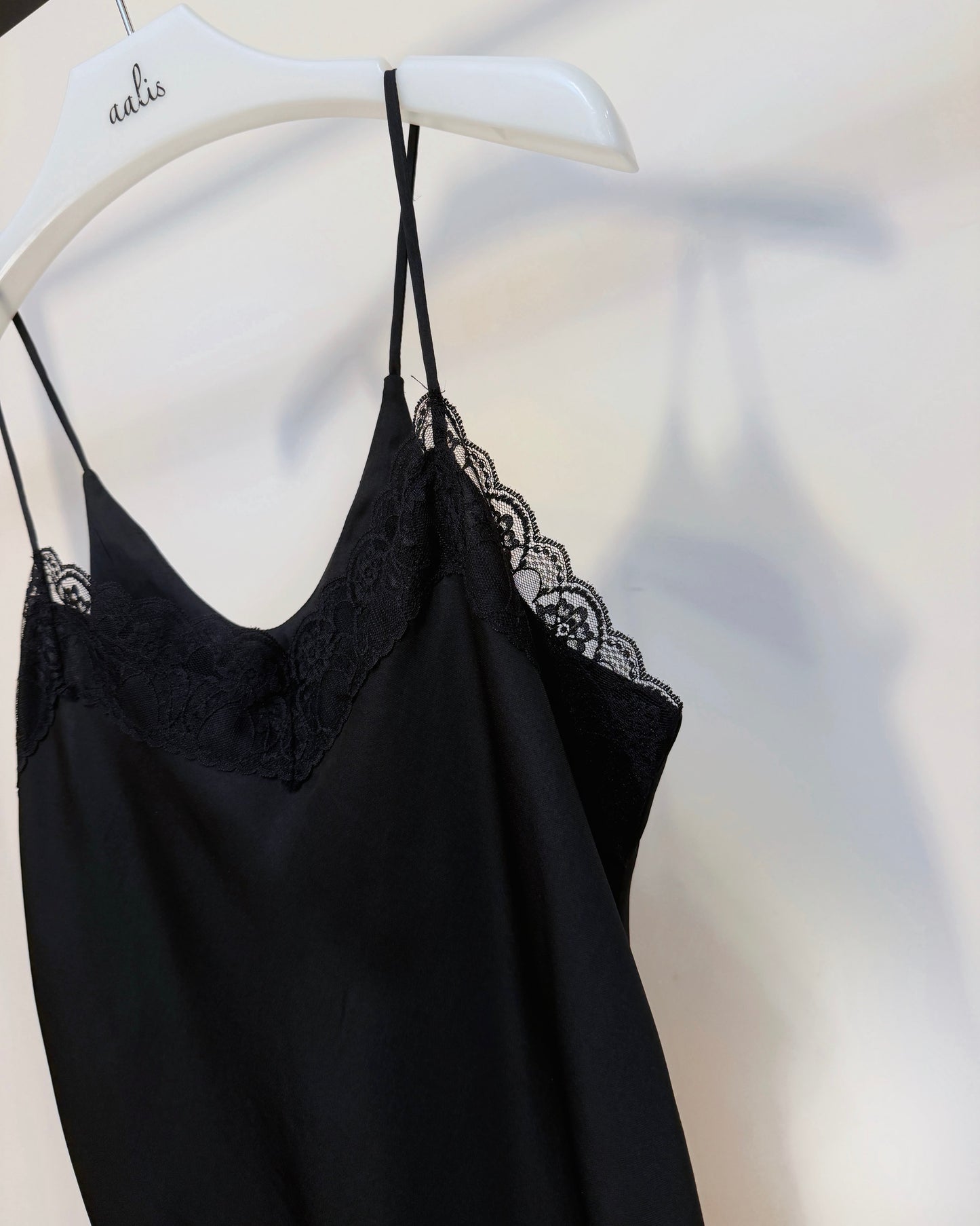 aalis VAFA v neck lace camisole (Black)