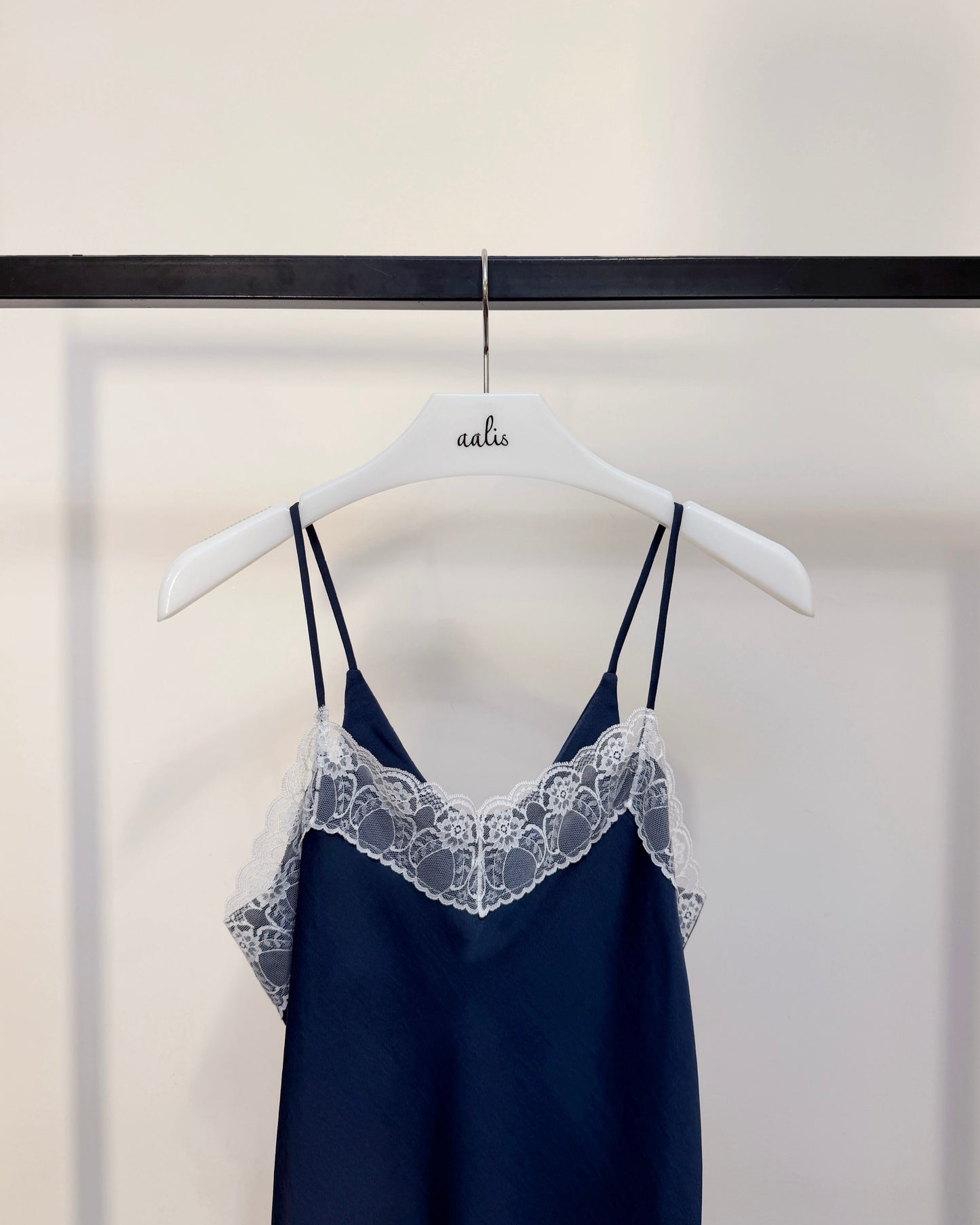 aalis VAFA v neck lace camisole (Navy)
