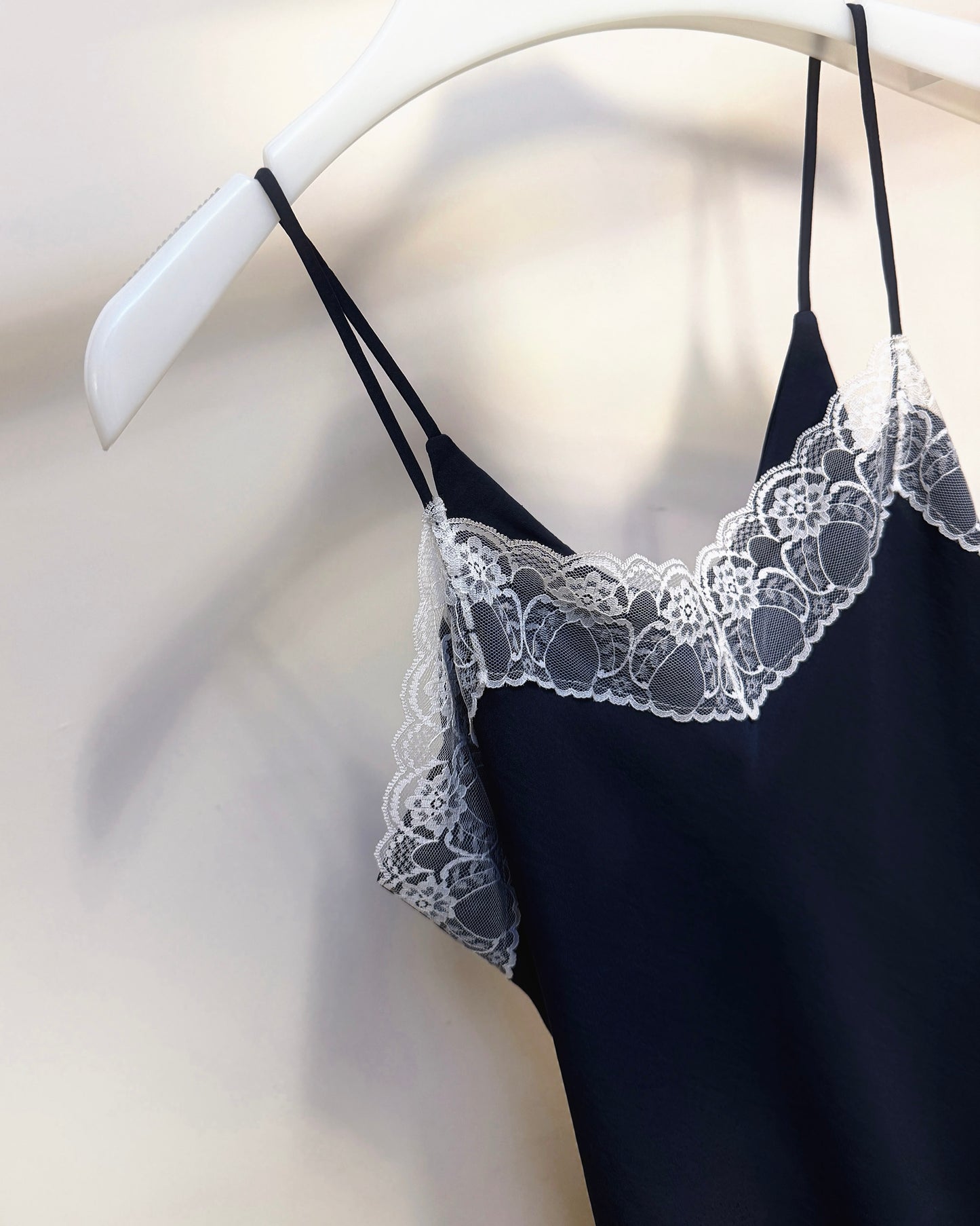 aalis VAFA v neck lace camisole (Navy)