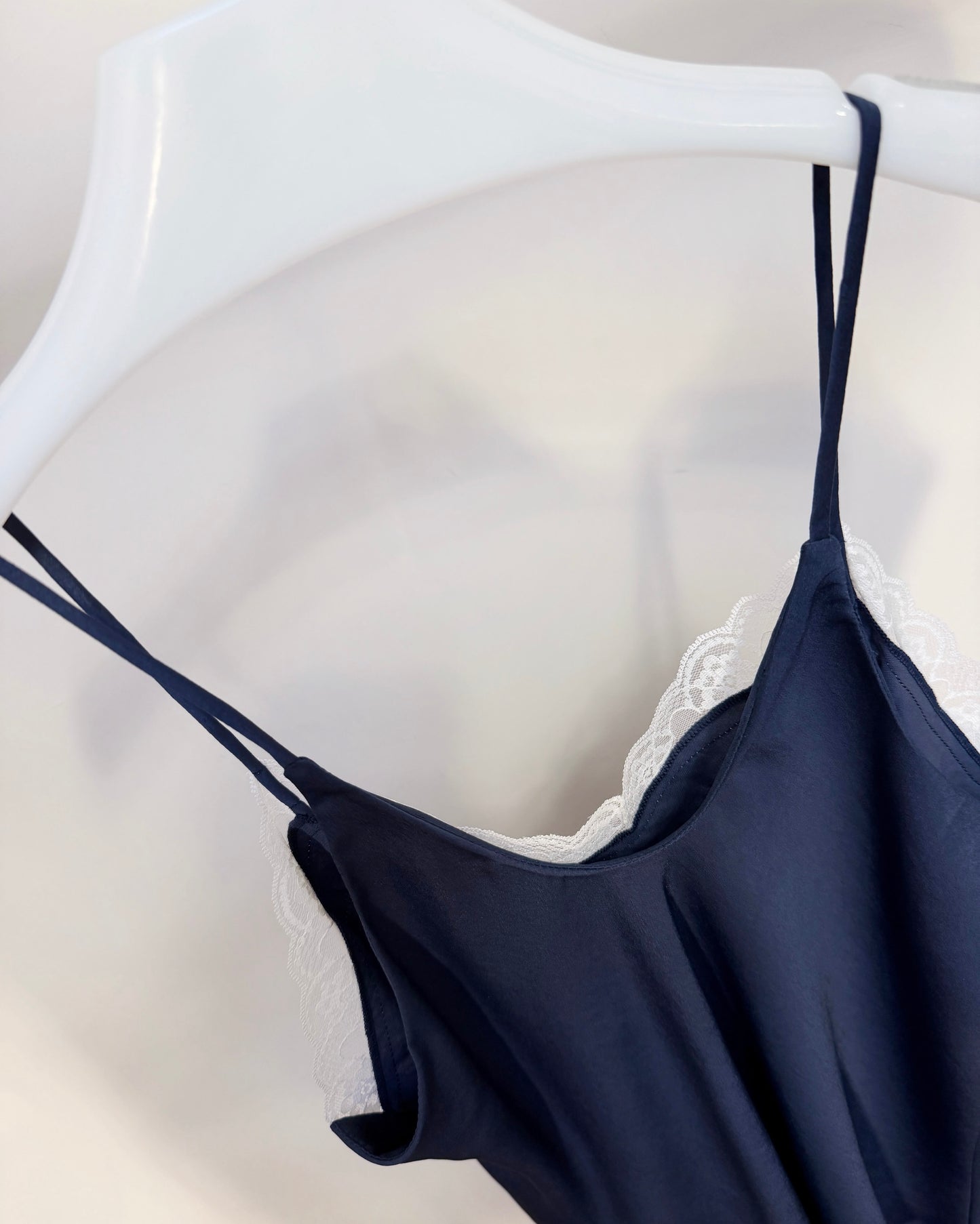 aalis VAFA v neck lace camisole (Navy)