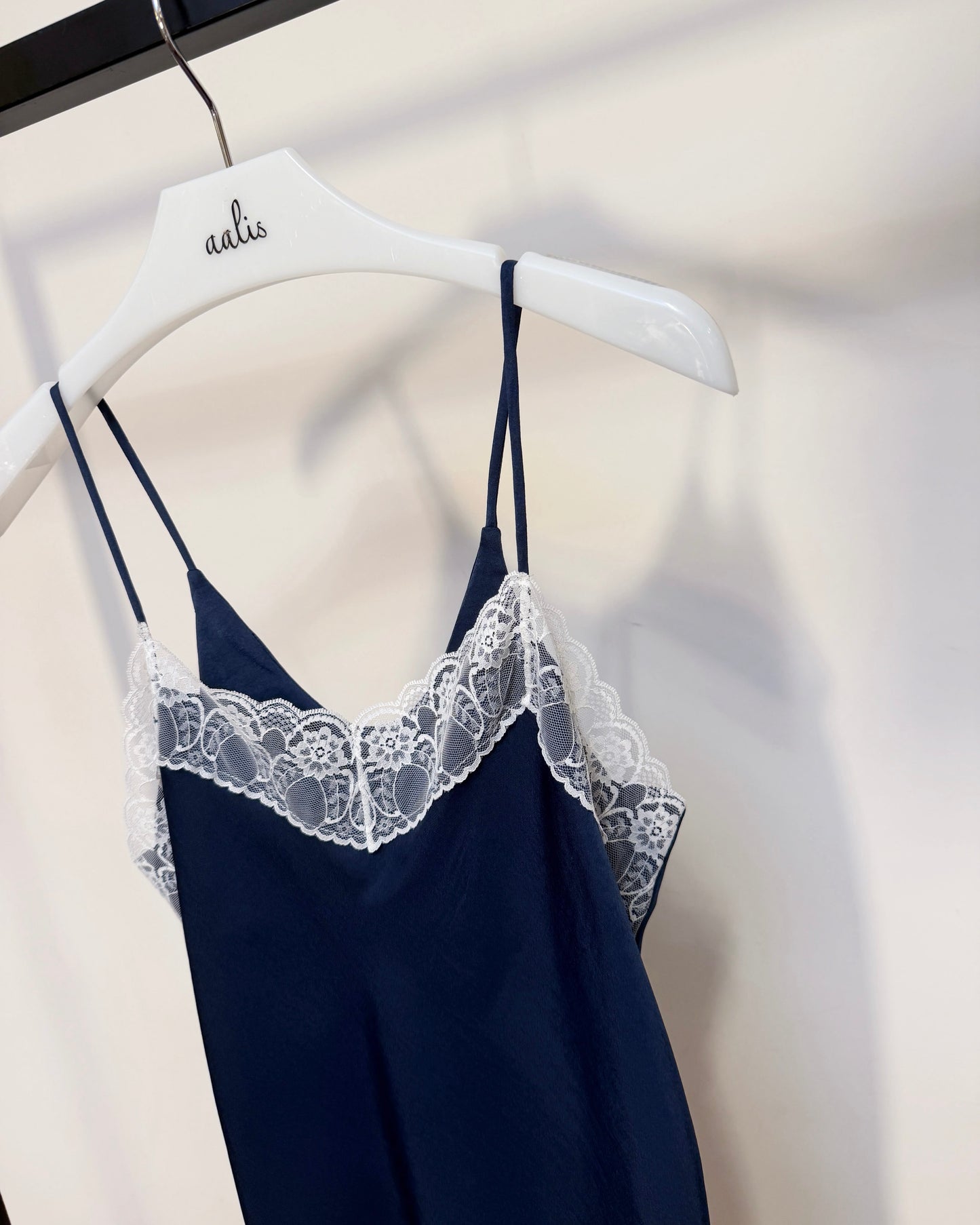 aalis VAFA v neck lace camisole (Navy)