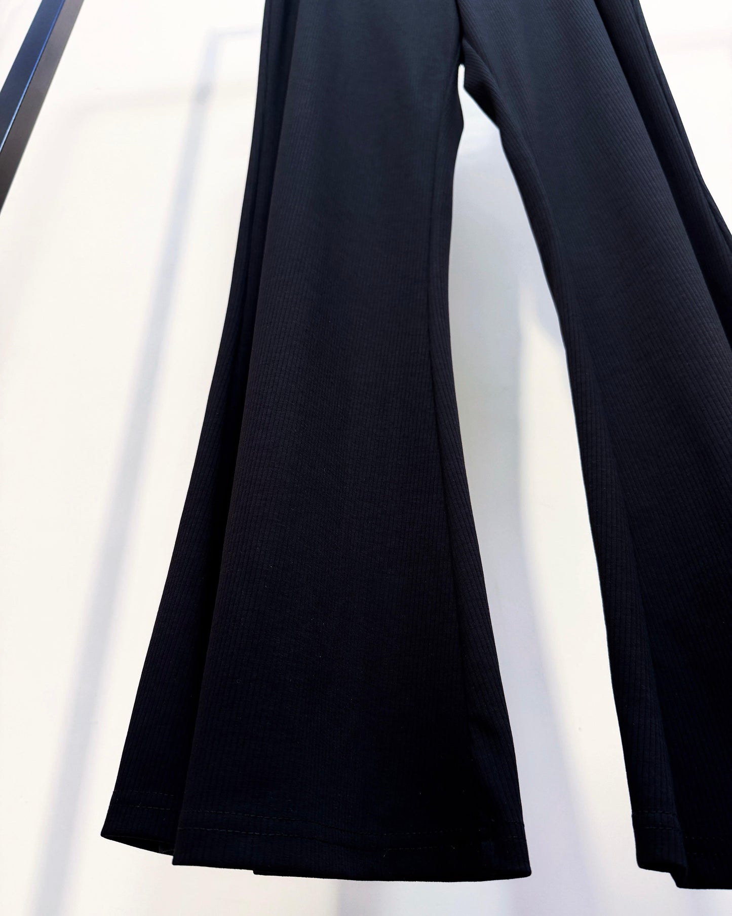 aalis DIYA ruffle waist pants (Black)