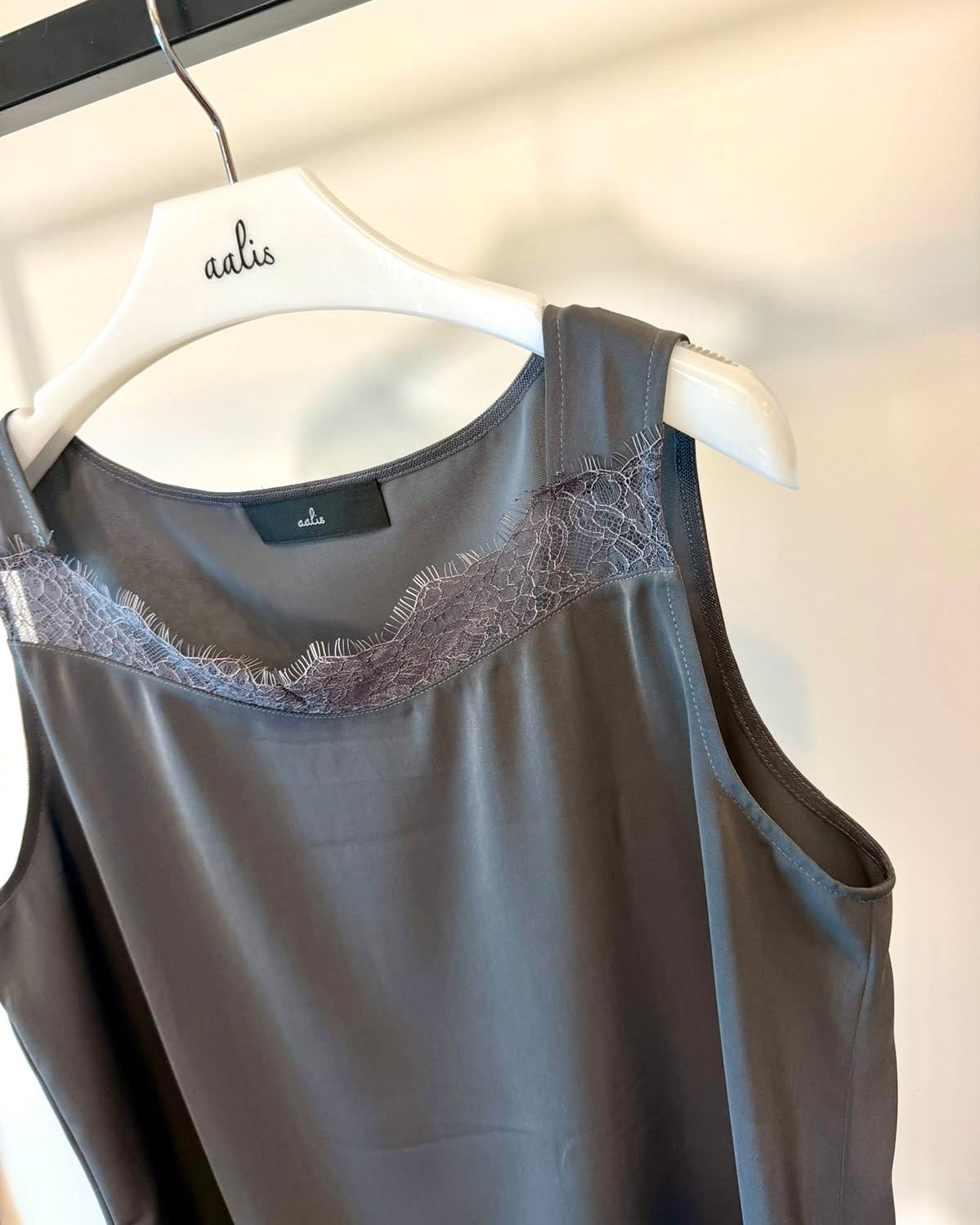 aalis JONIE disconnect strap lace trim tank (Charcoal)