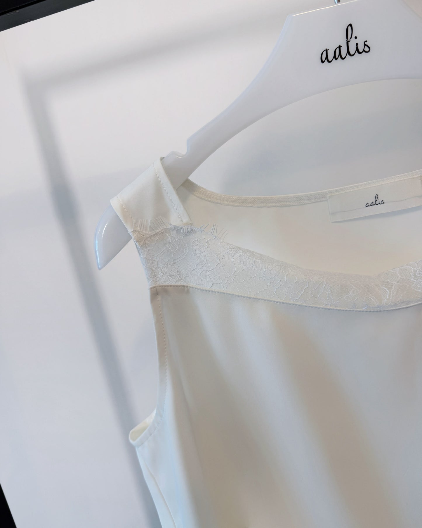 aalis JONIE disconnect strap lace trim tank (White)