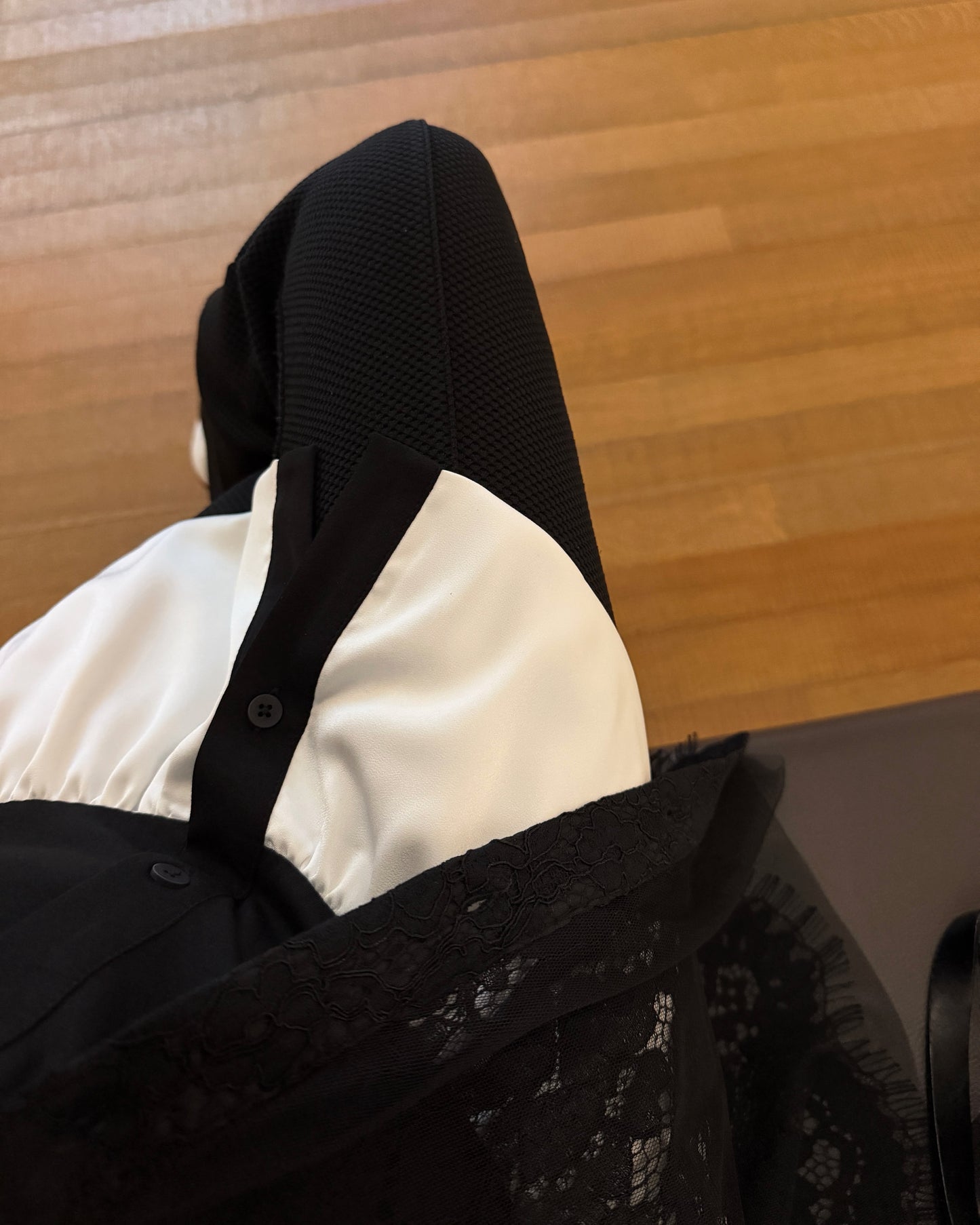 aalis NOTRA satin bubble hem short sleeve cardigan (Black White)