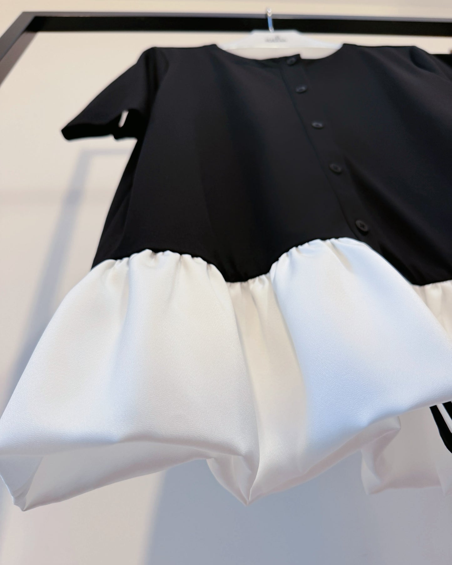 aalis NOTRA satin bubble hem short sleeve cardigan (Black White)