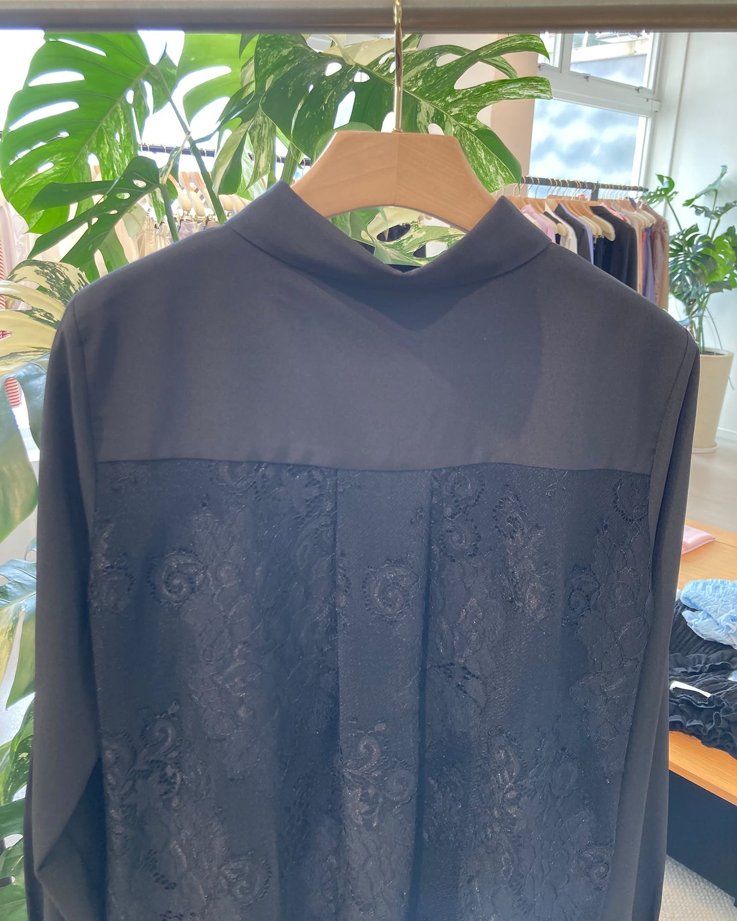 aalis LOVA lace chiffon panel shirt (Black)