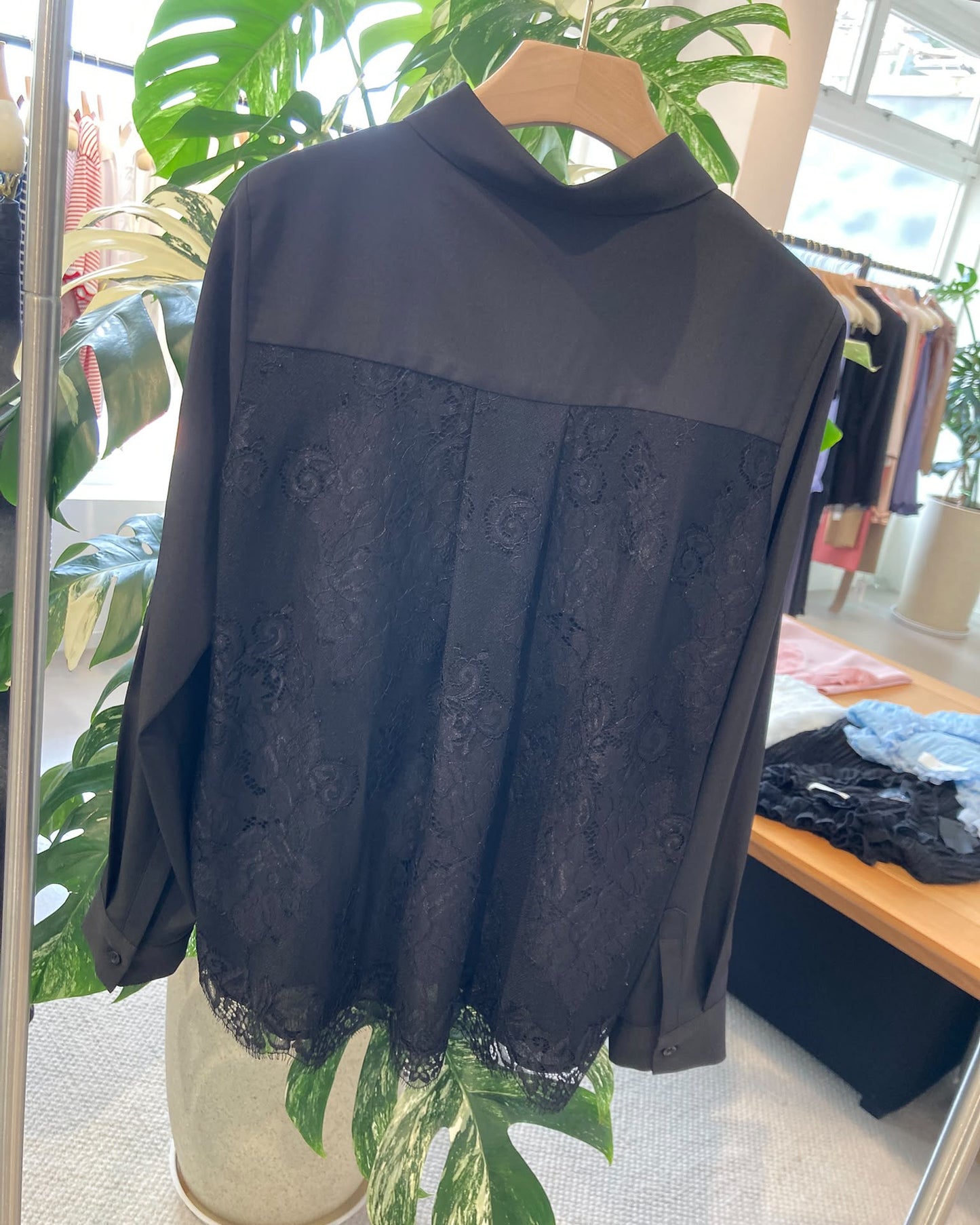 aalis LOVA lace chiffon panel shirt (Black)