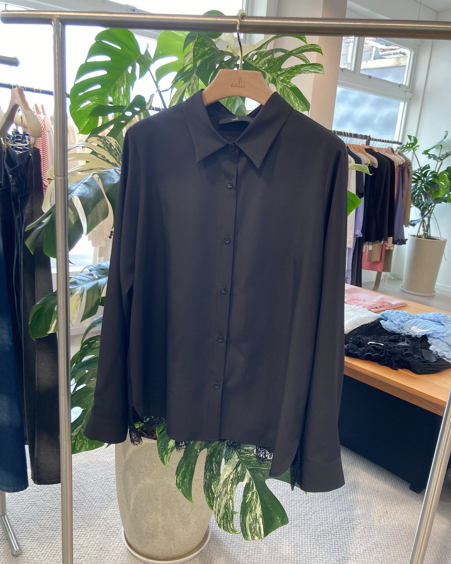 aalis LOVA lace chiffon panel shirt (Black)