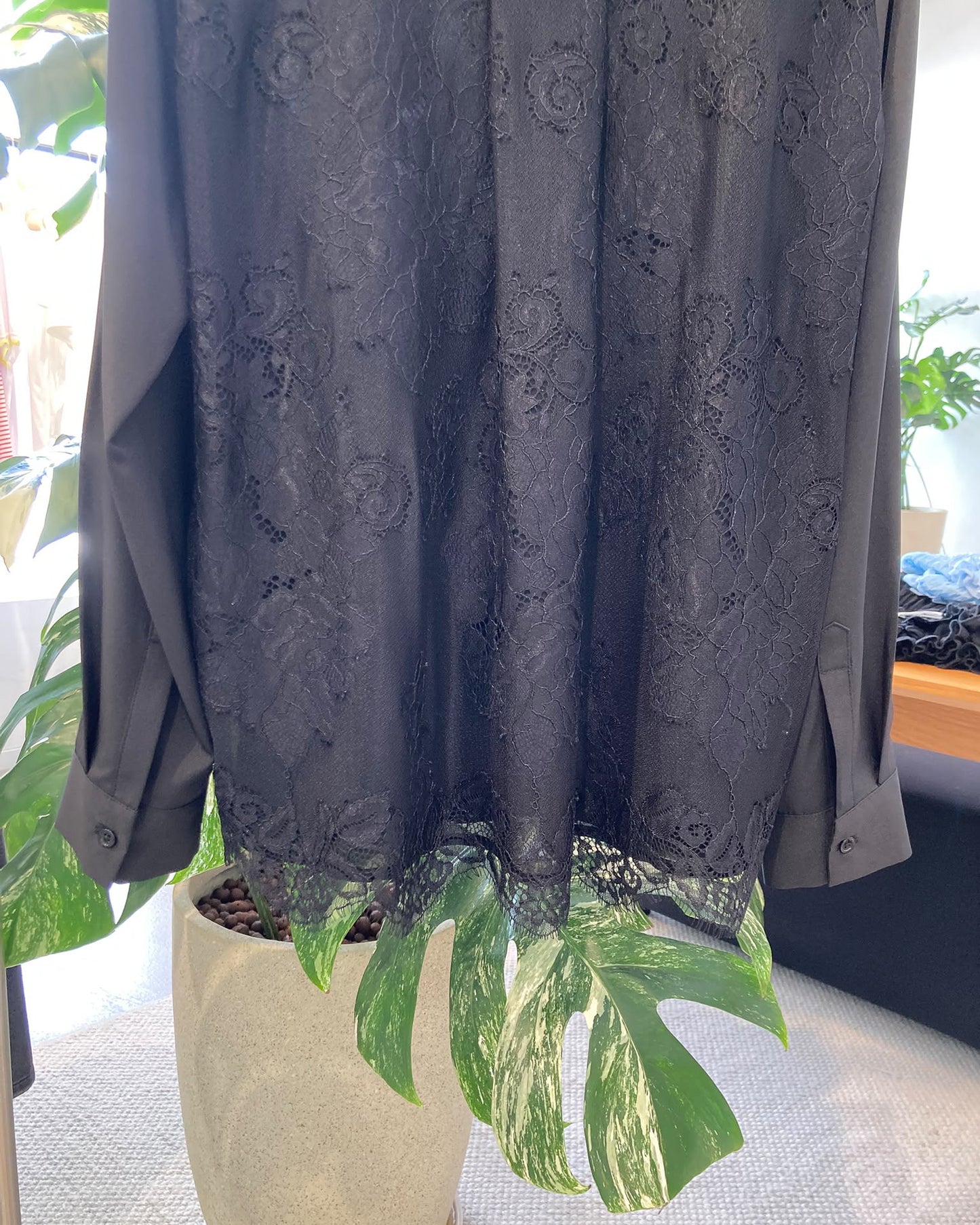 aalis LOVA lace chiffon panel shirt (Black)