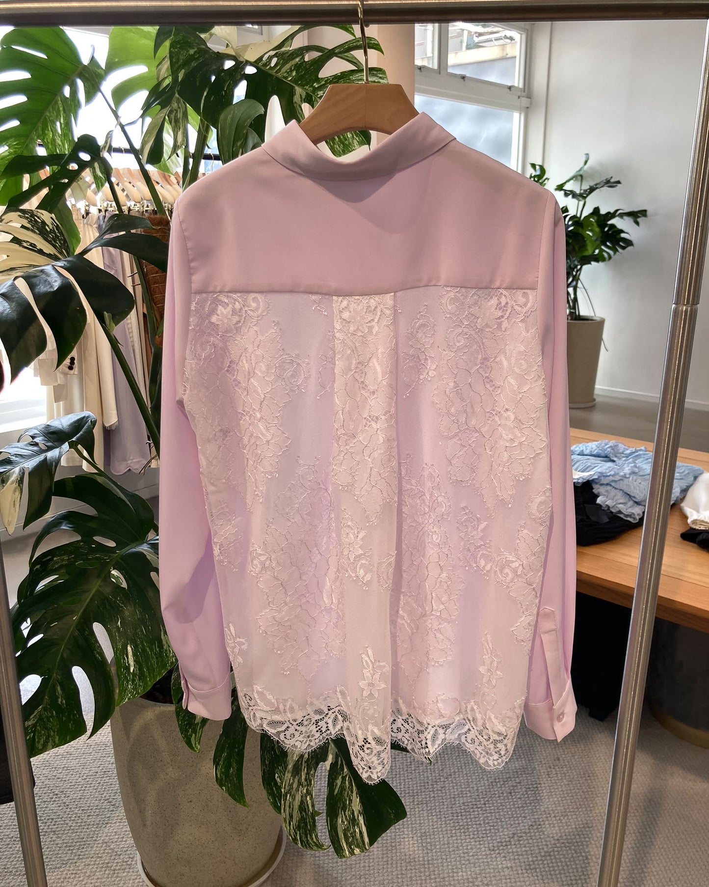 aalis LOVA lace chiffon panel shirt (Light Pink)