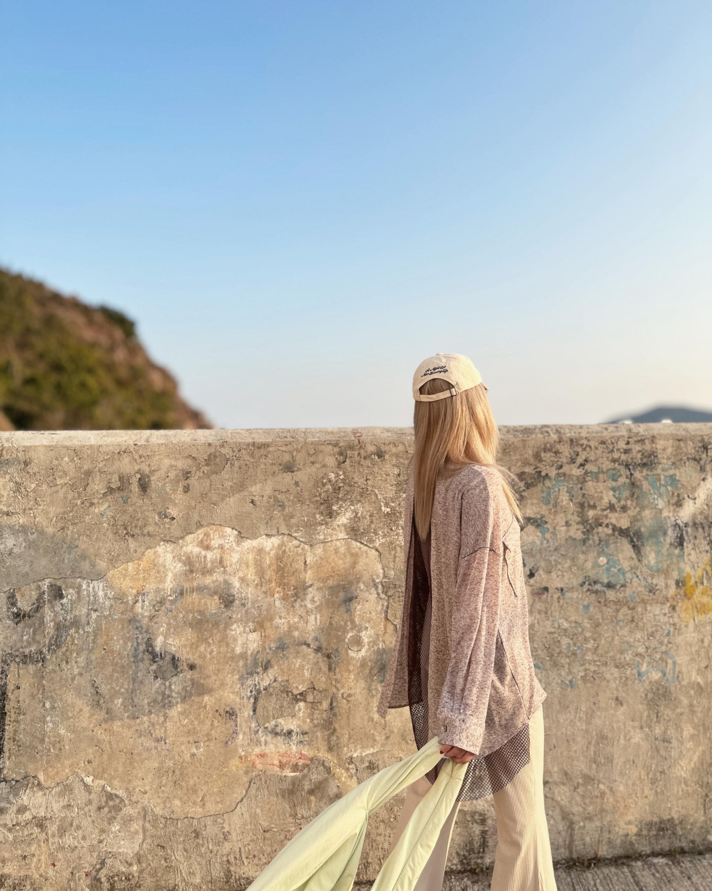 aalis BEX SS26 fish net mix fabric open back oversized shirt (Heather Brown)