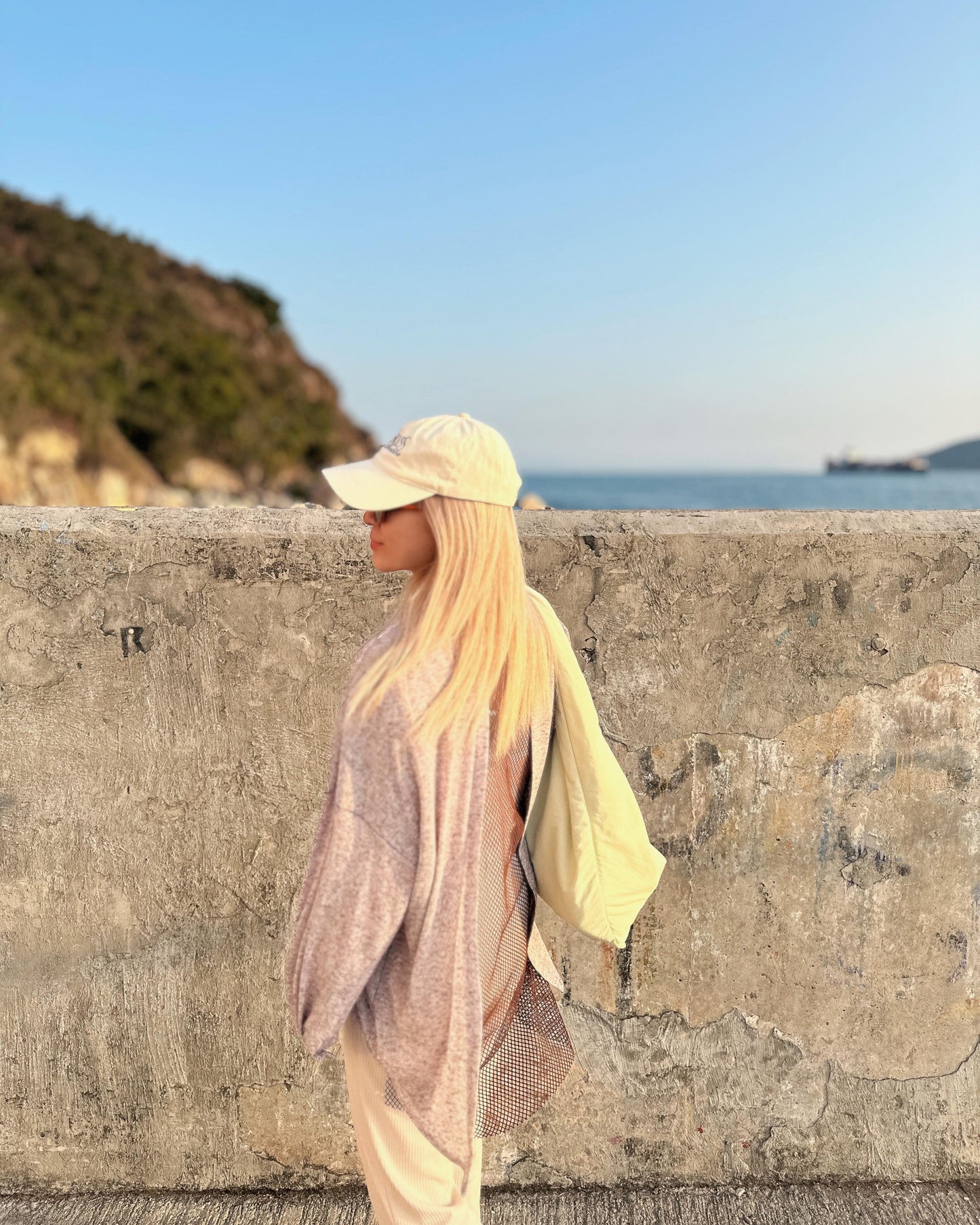 aalis BEX SS26 fish net mix fabric open back oversized shirt (Heather Brown)