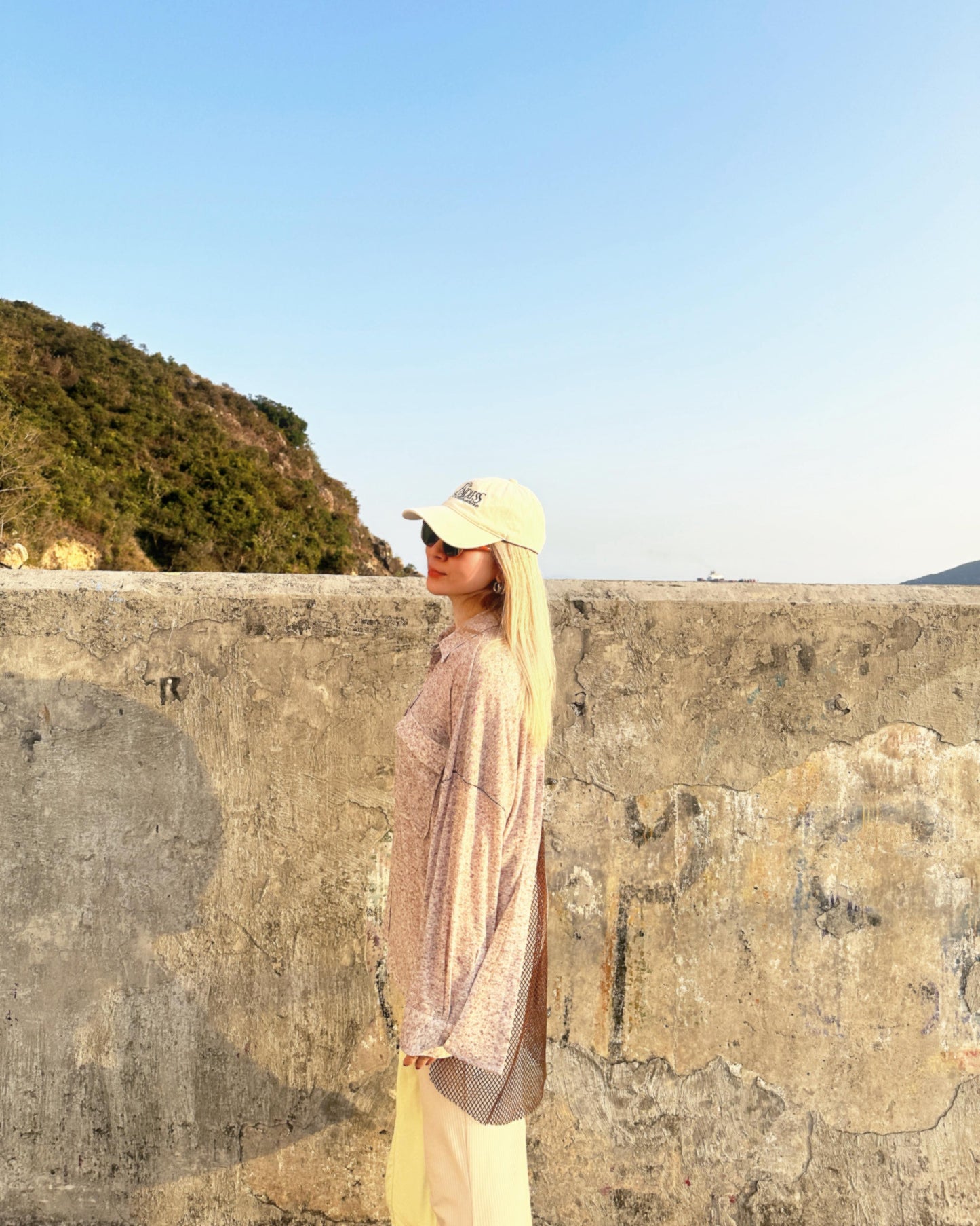 aalis BEX SS26 fish net mix fabric open back oversized shirt (Heather Brown)