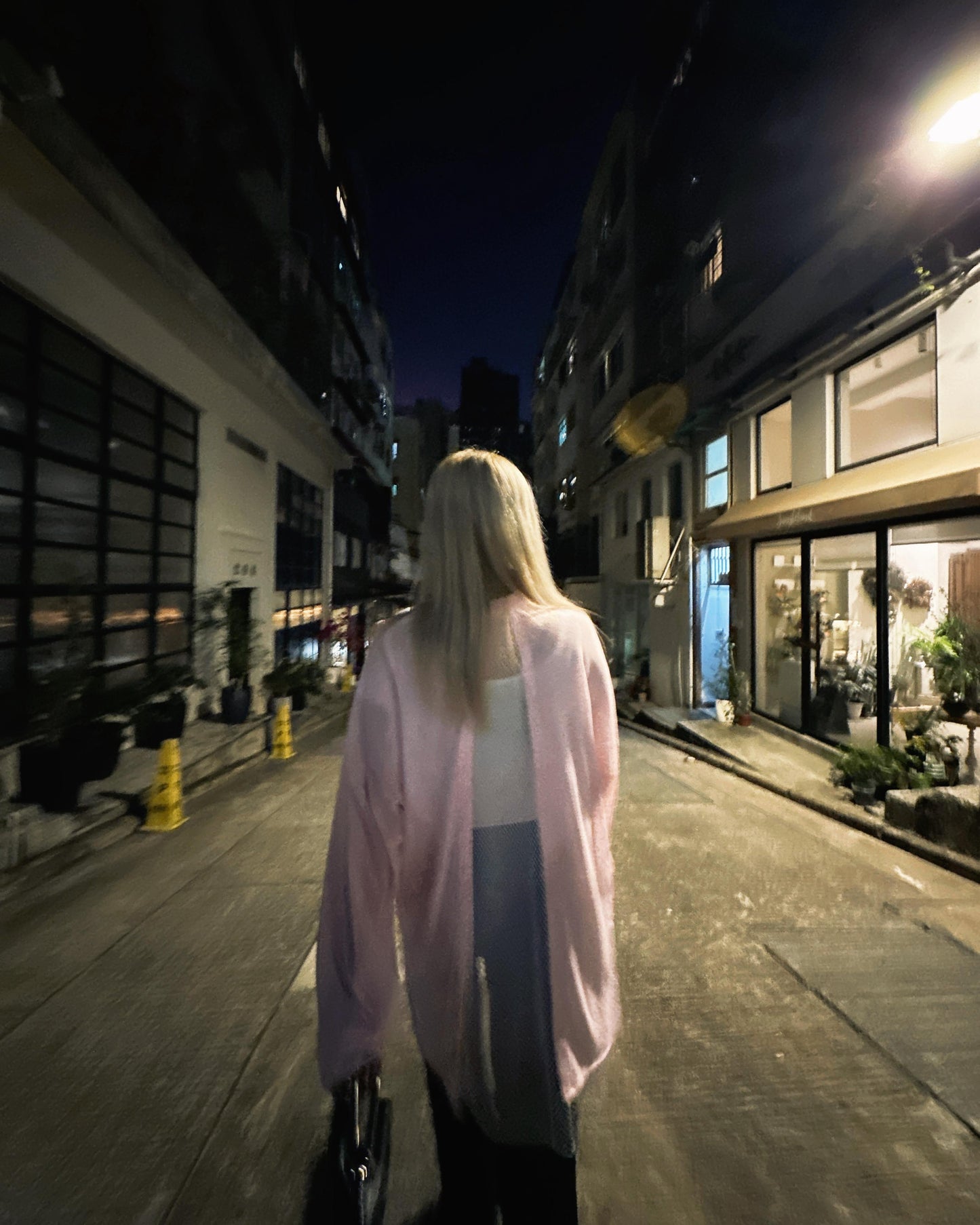 aalis BEX SS26 fish net mix fabric open back oversized shirt (Heather Pink)